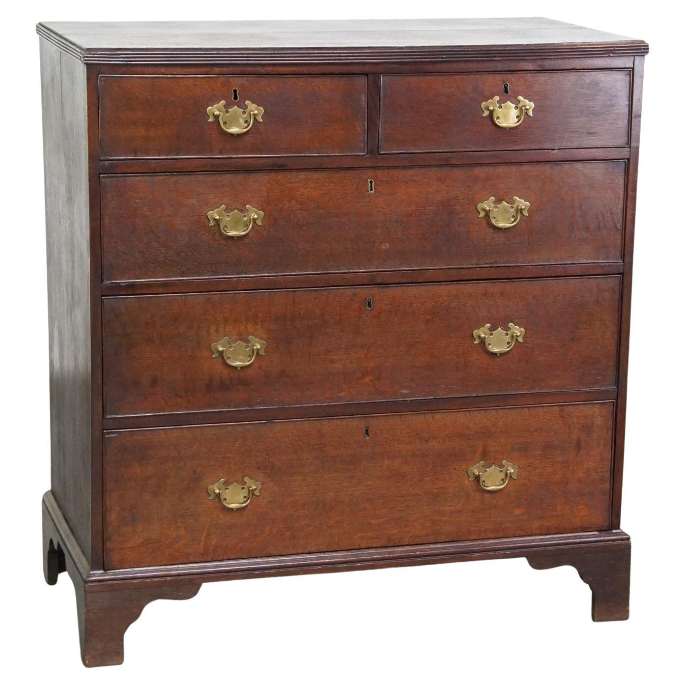Ancienne commode anglaise à 5 tiroirs avec une magnifique patine d'usage en vente