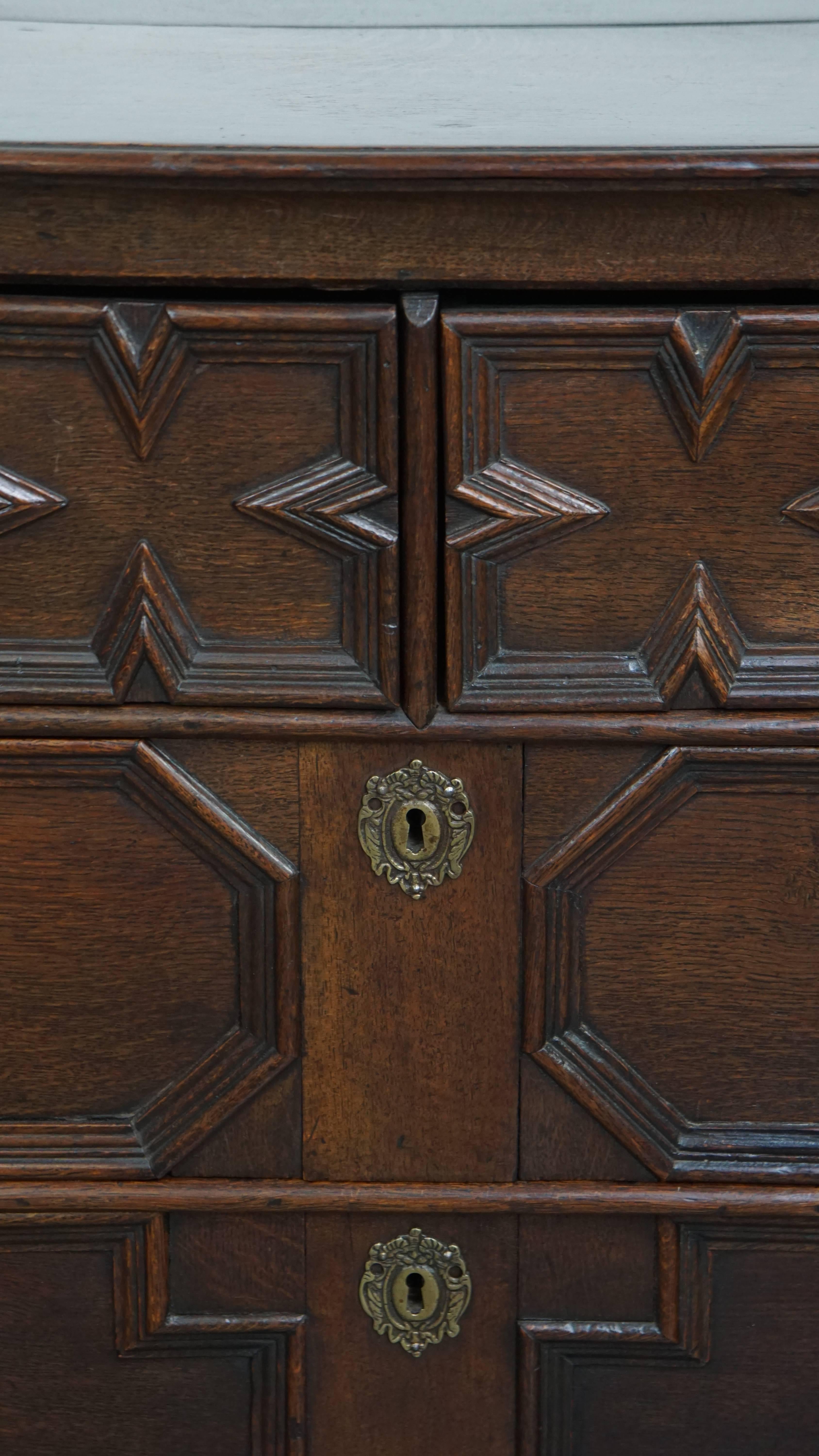 Antique English Chest of Drawers from the 18th Century For Sale 3