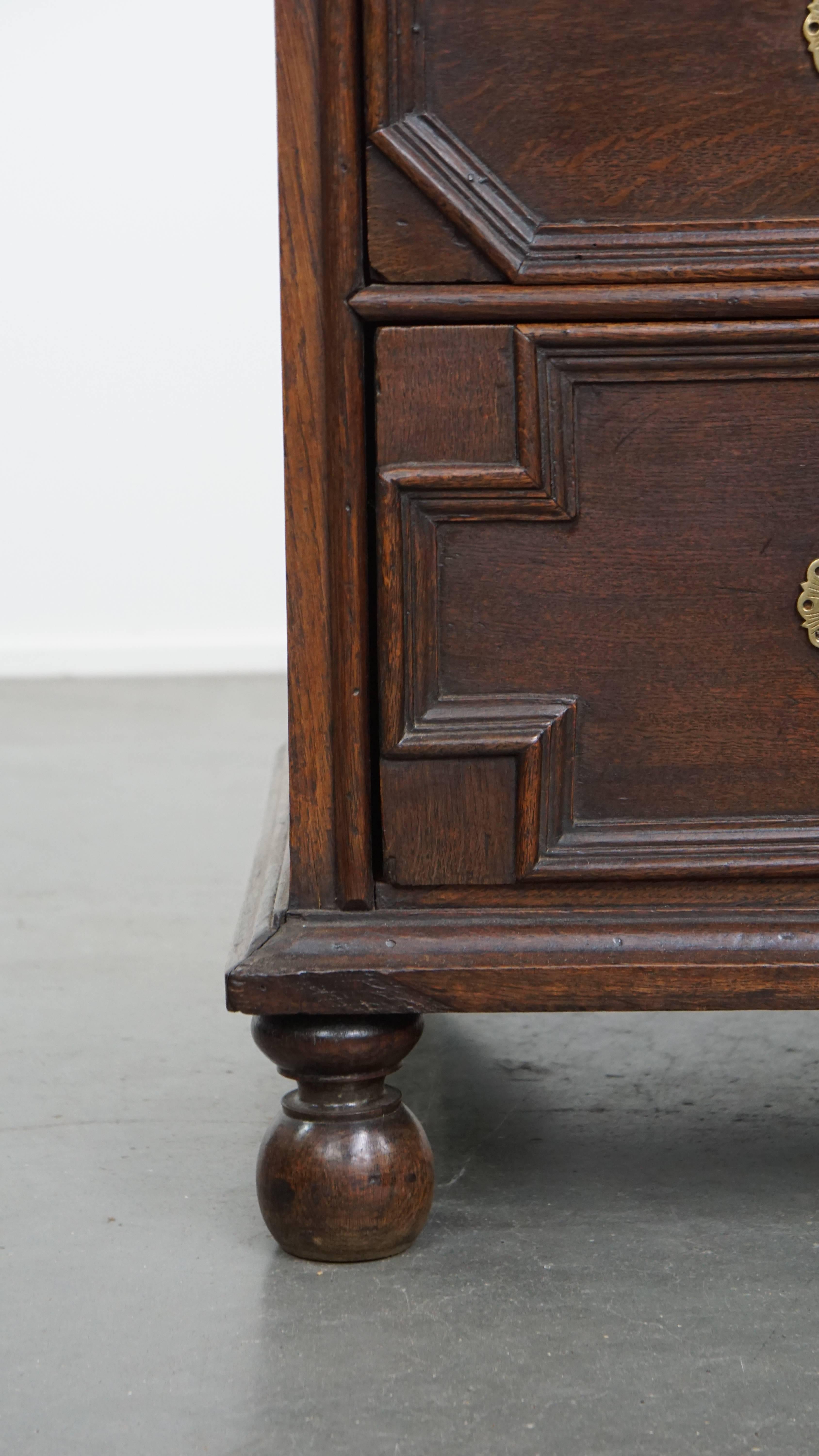 Antique English Chest of Drawers from the 18th Century For Sale 4