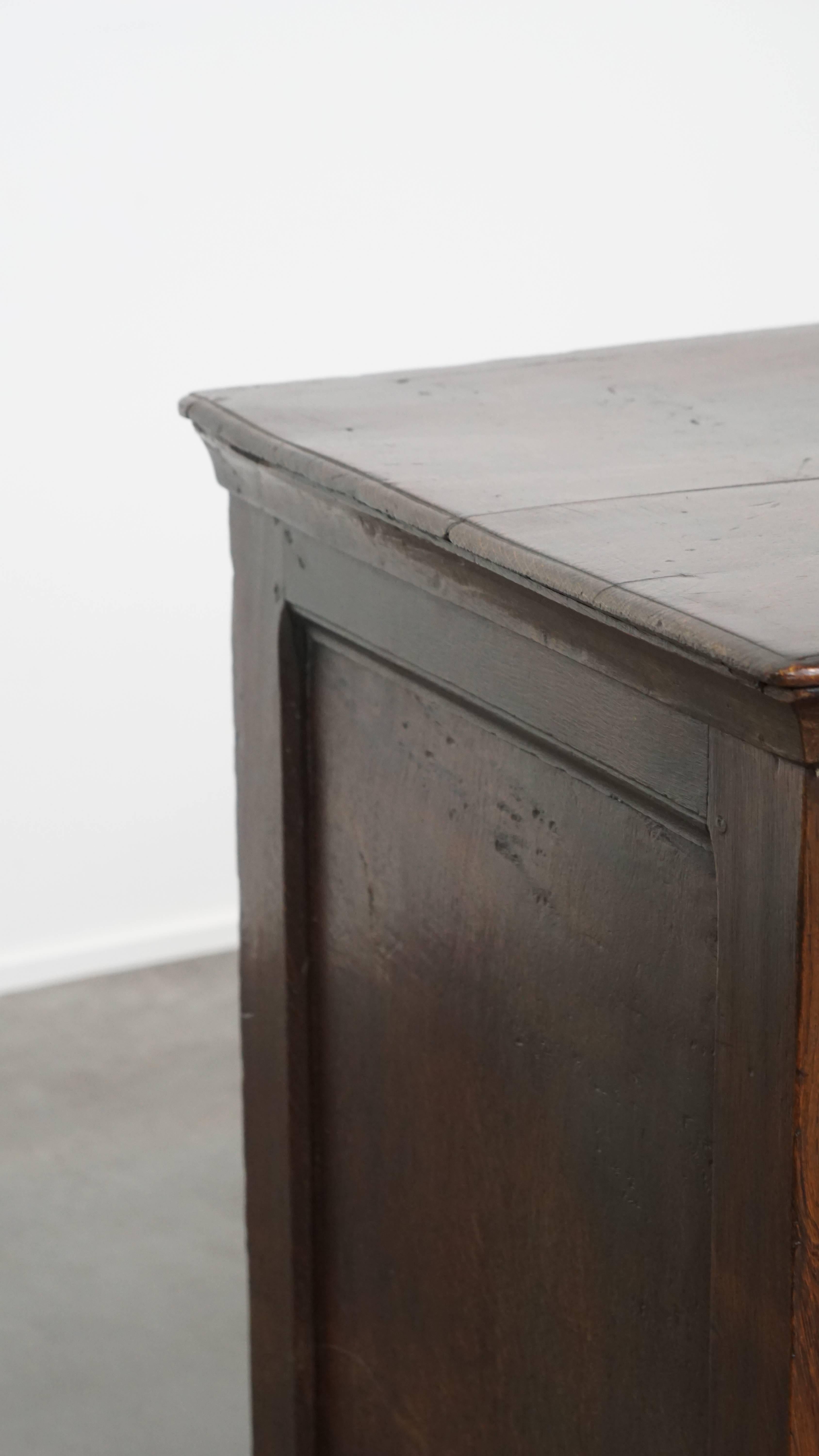 Antique English Chest of Drawers from the 18th Century For Sale 5