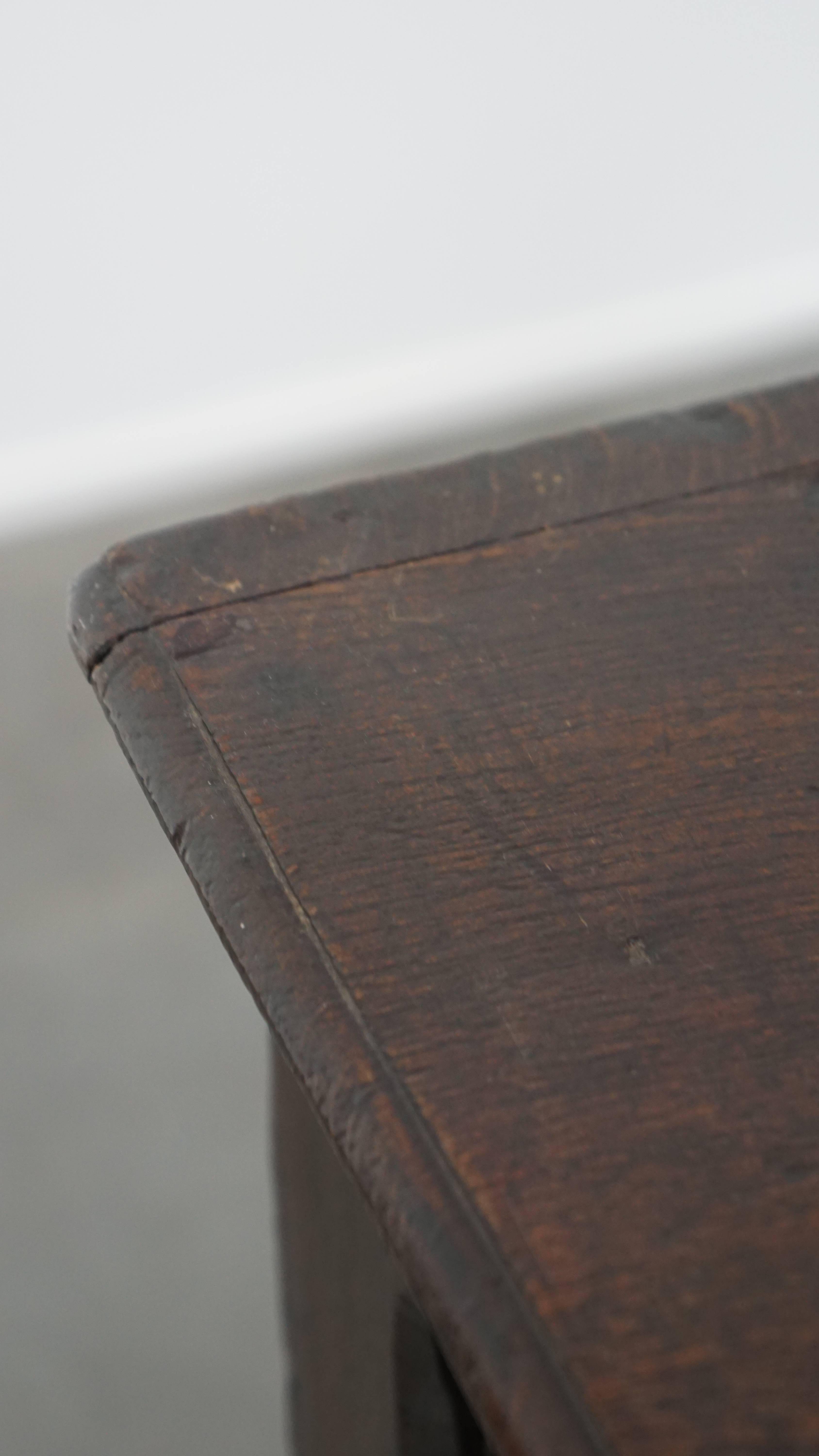 Antique English Chest of Drawers from the 18th Century For Sale 6