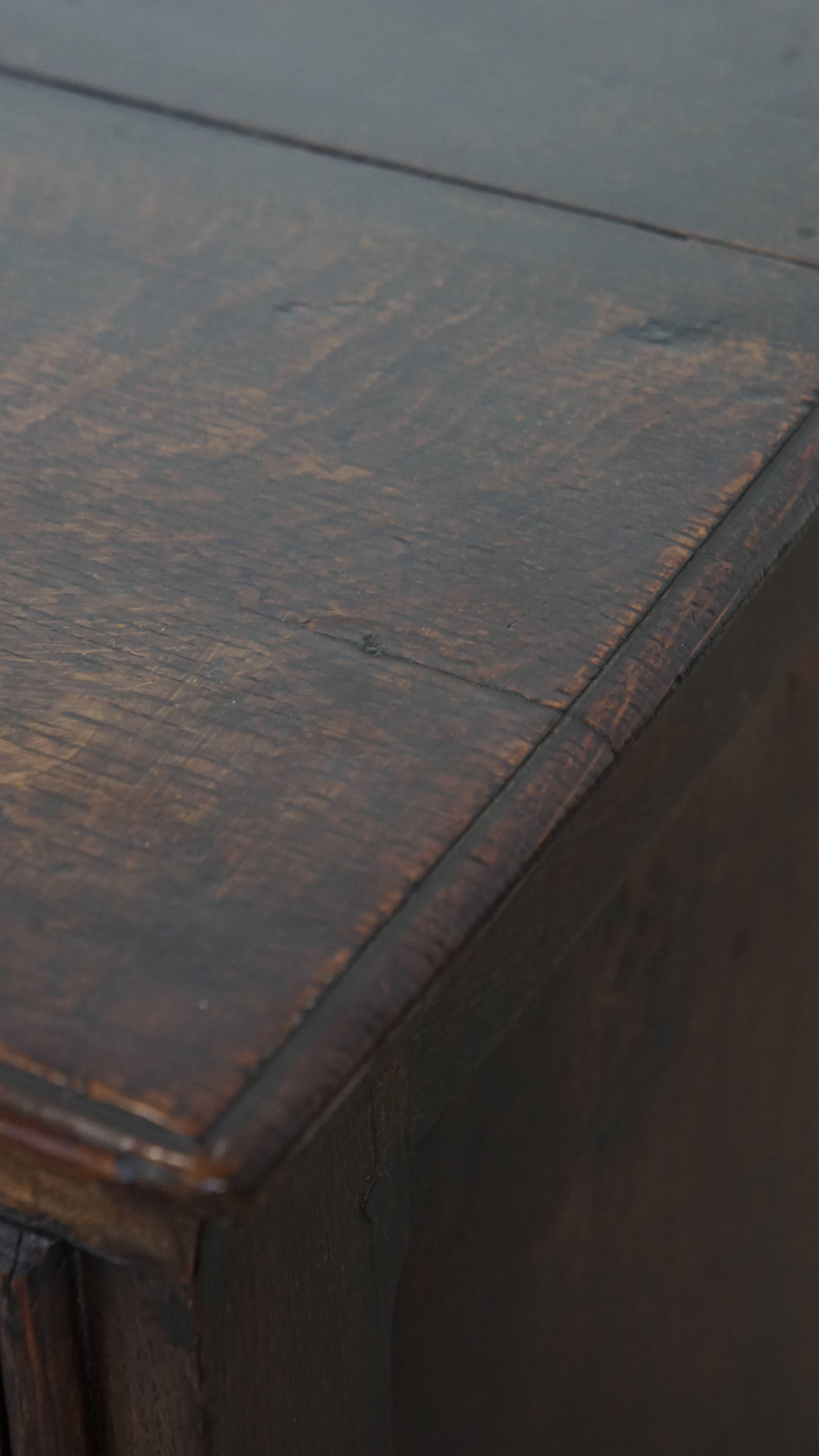 Antique English Chest of Drawers from the 18th Century For Sale 7