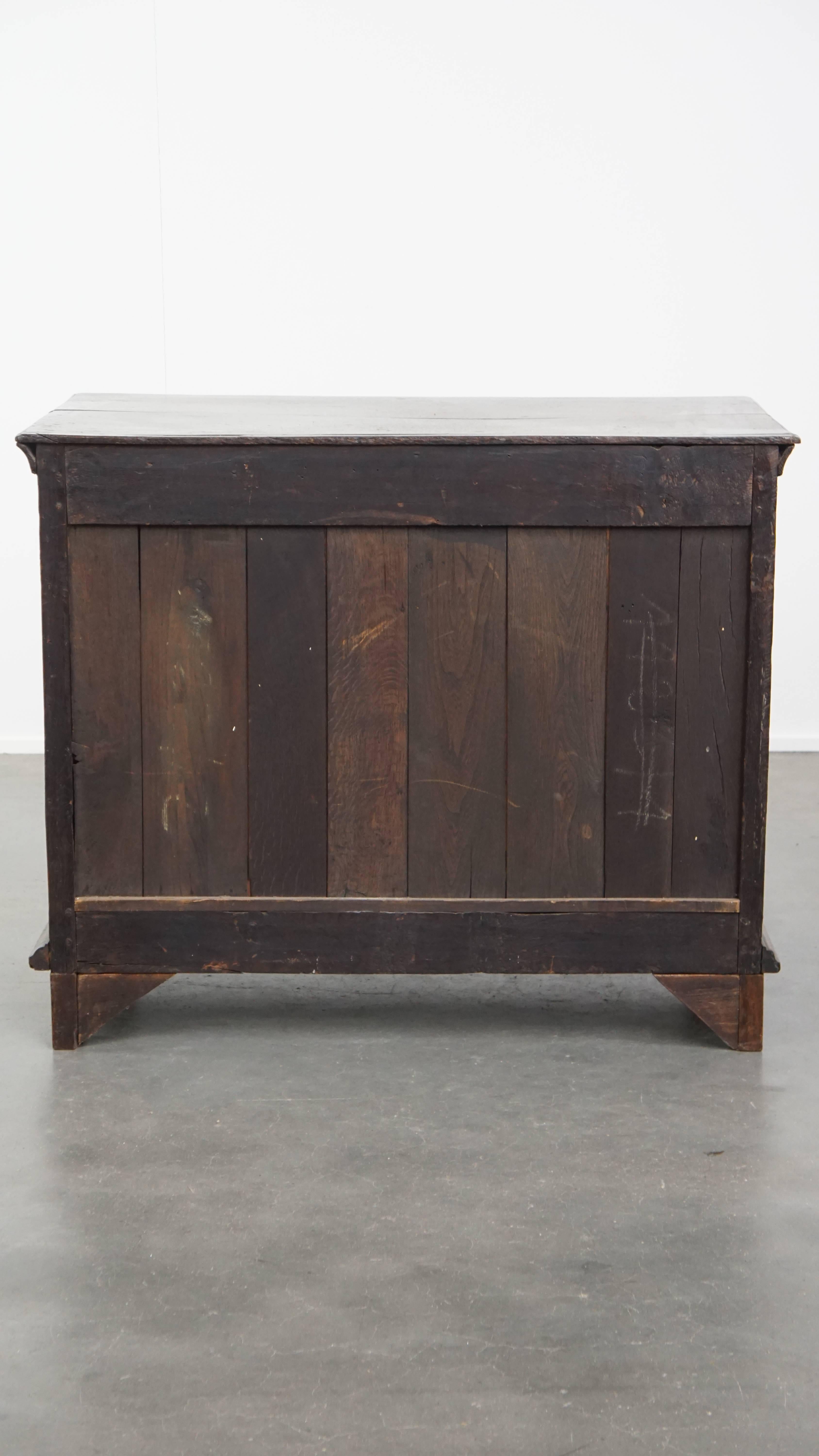 Antique English Chest of Drawers from the 18th Century In Good Condition For Sale In Harderwijk, NL