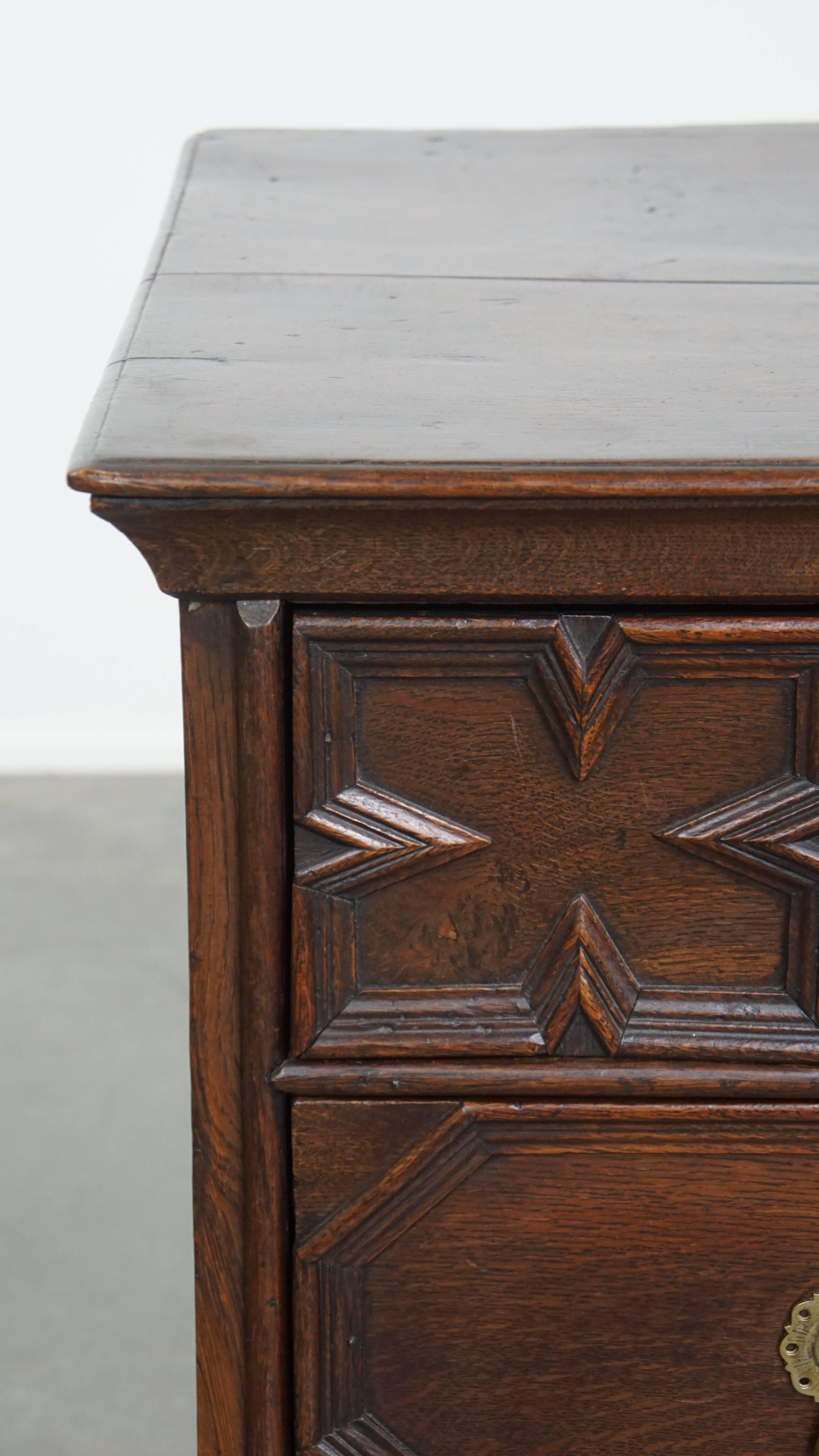 Antique English Chest of Drawers from the 18th Century For Sale 1
