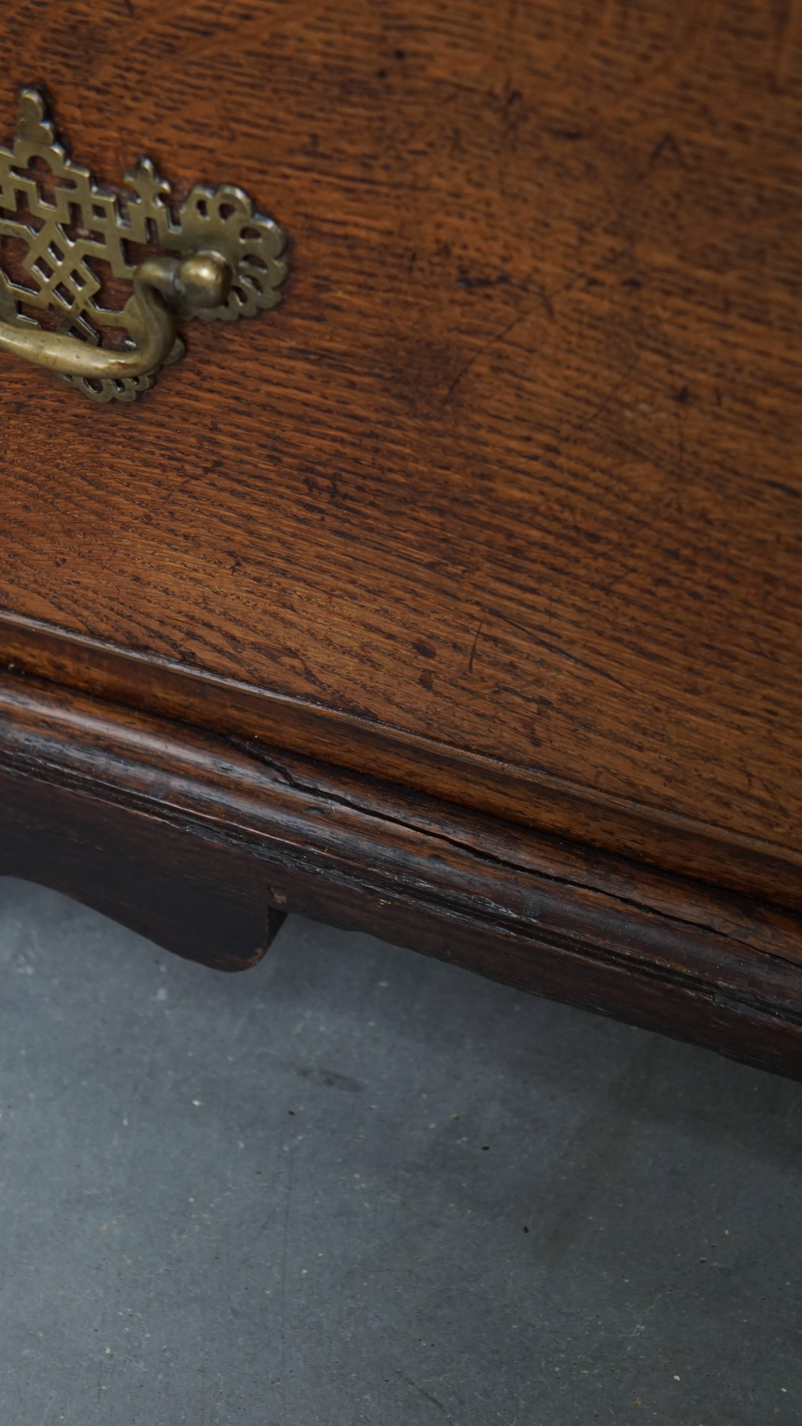 Antique English Chest of Drawers from the 18th Century with 3 Drawers For Sale 3