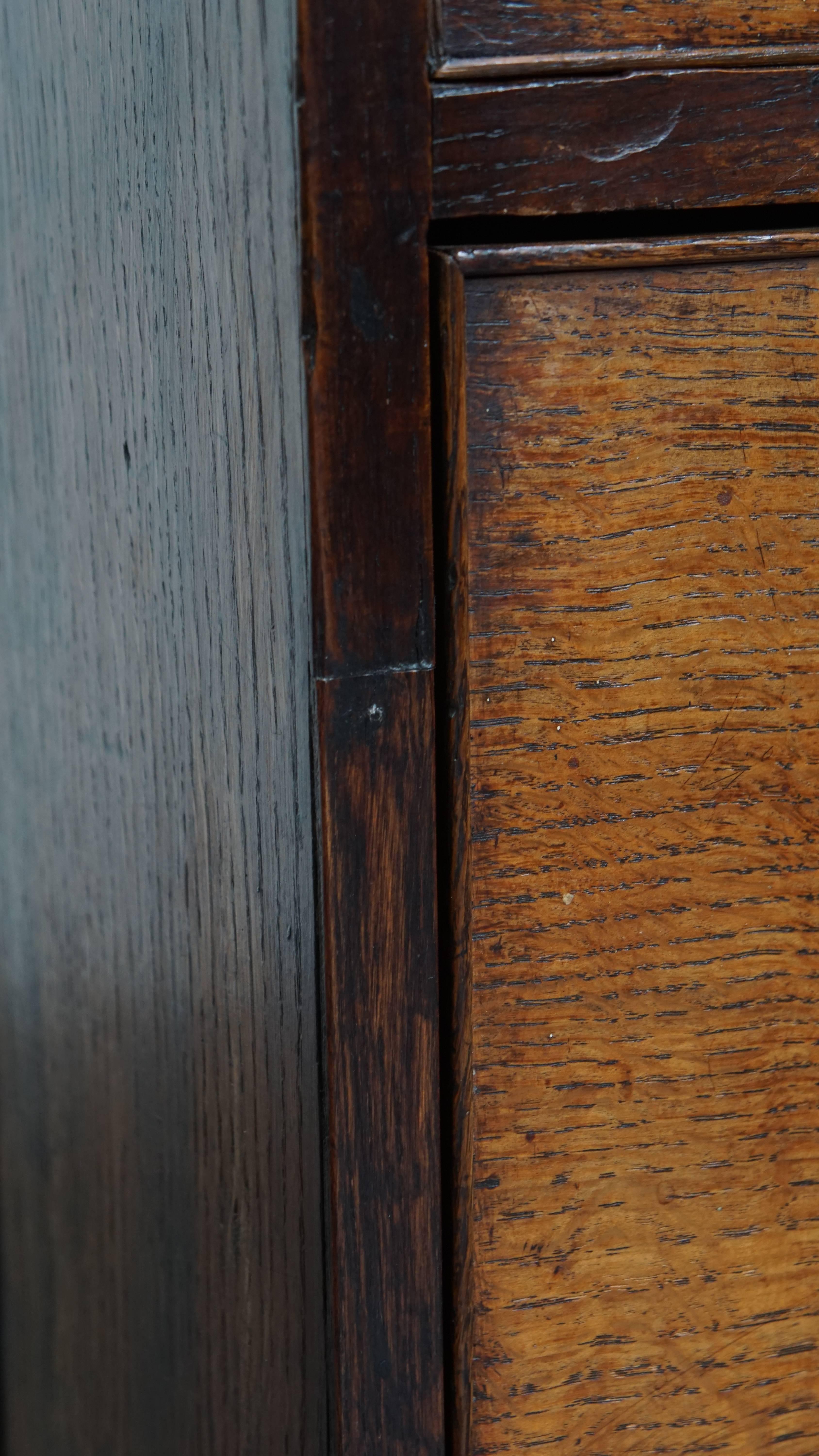 Antique English Chest of Drawers from the 18th Century with 3 Drawers For Sale 4