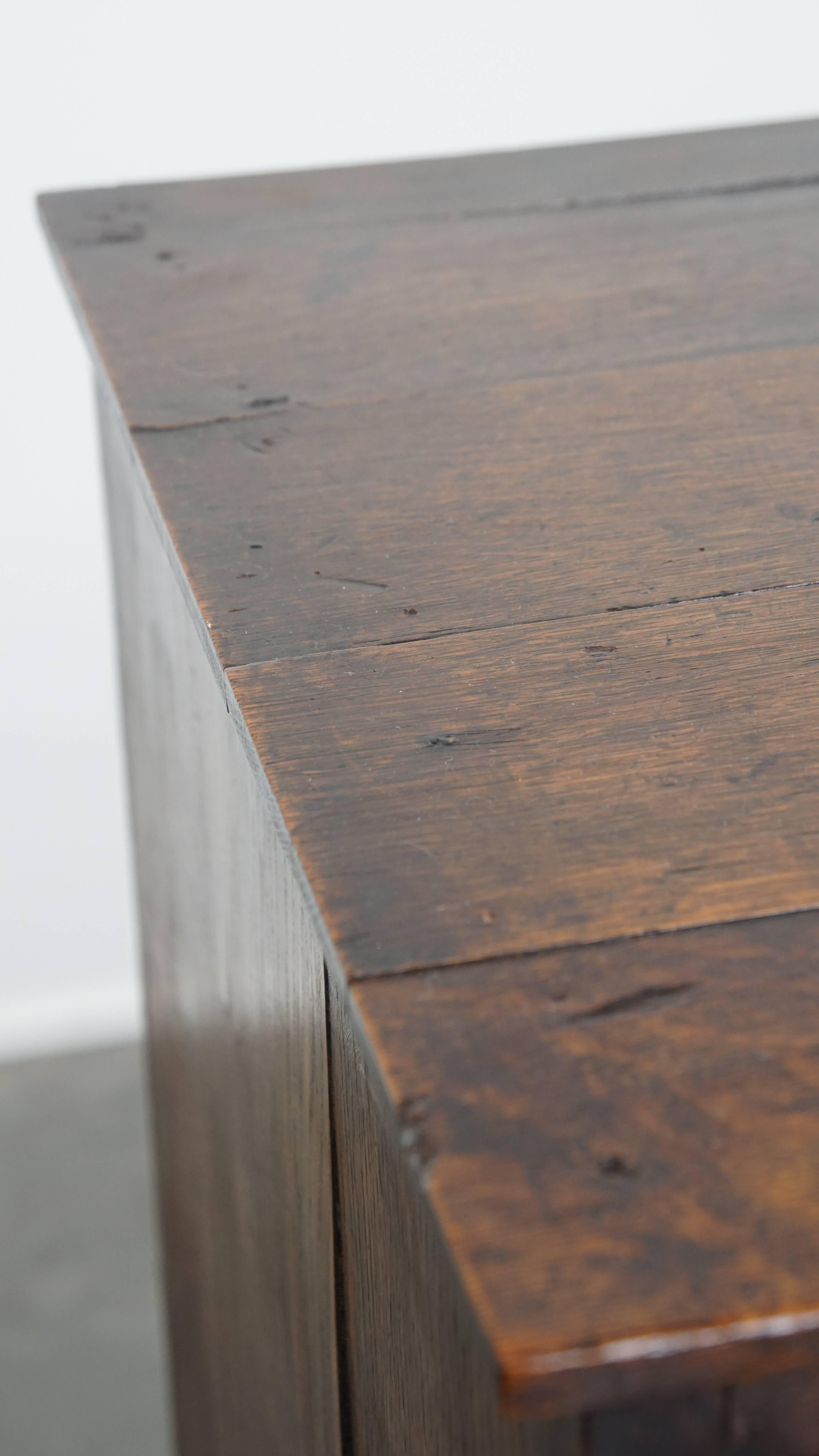 Antique English Chest of Drawers from the 18th Century with 3 Drawers For Sale 6
