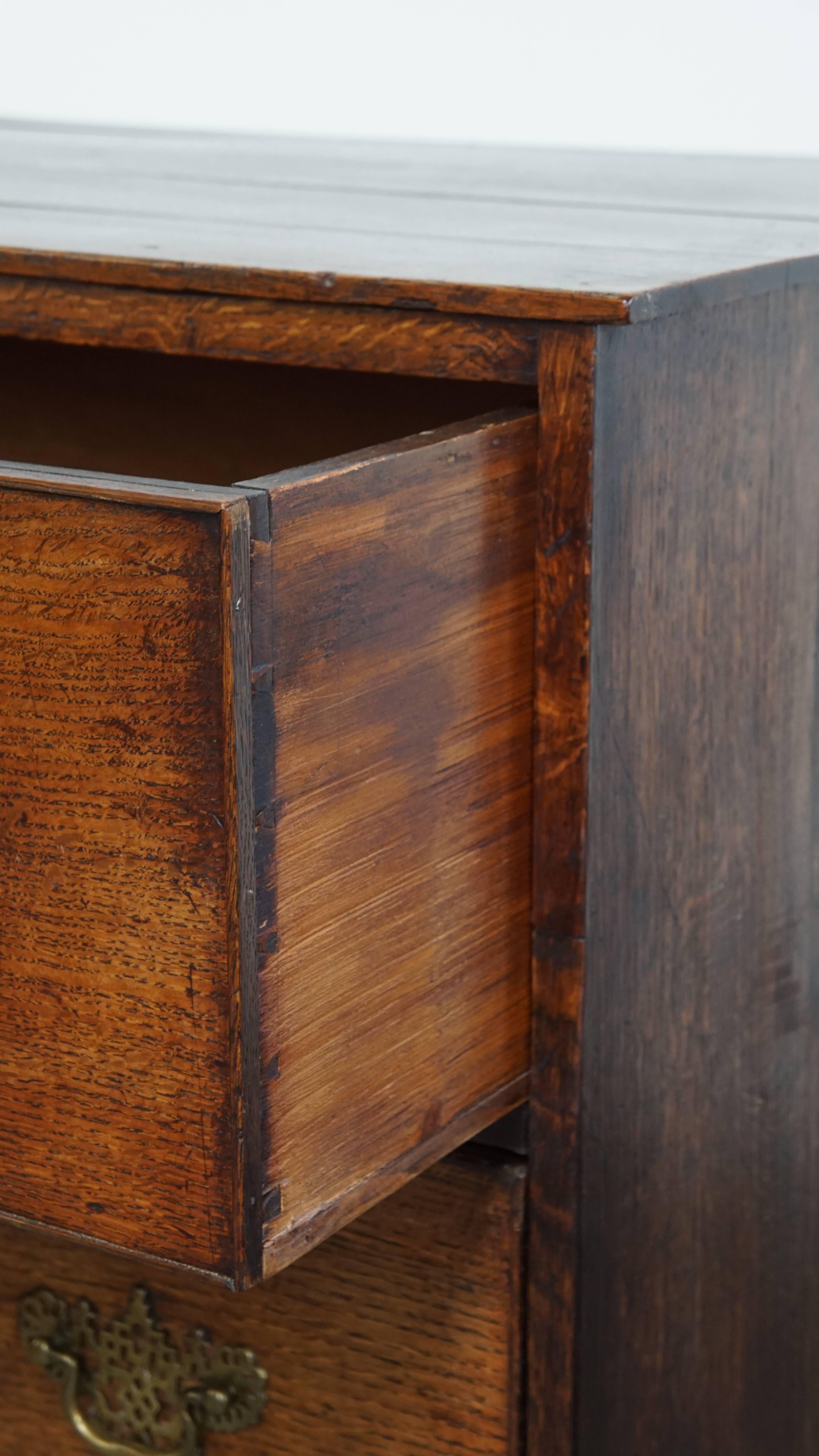 Antique English Chest of Drawers from the 18th Century with 3 Drawers For Sale 7
