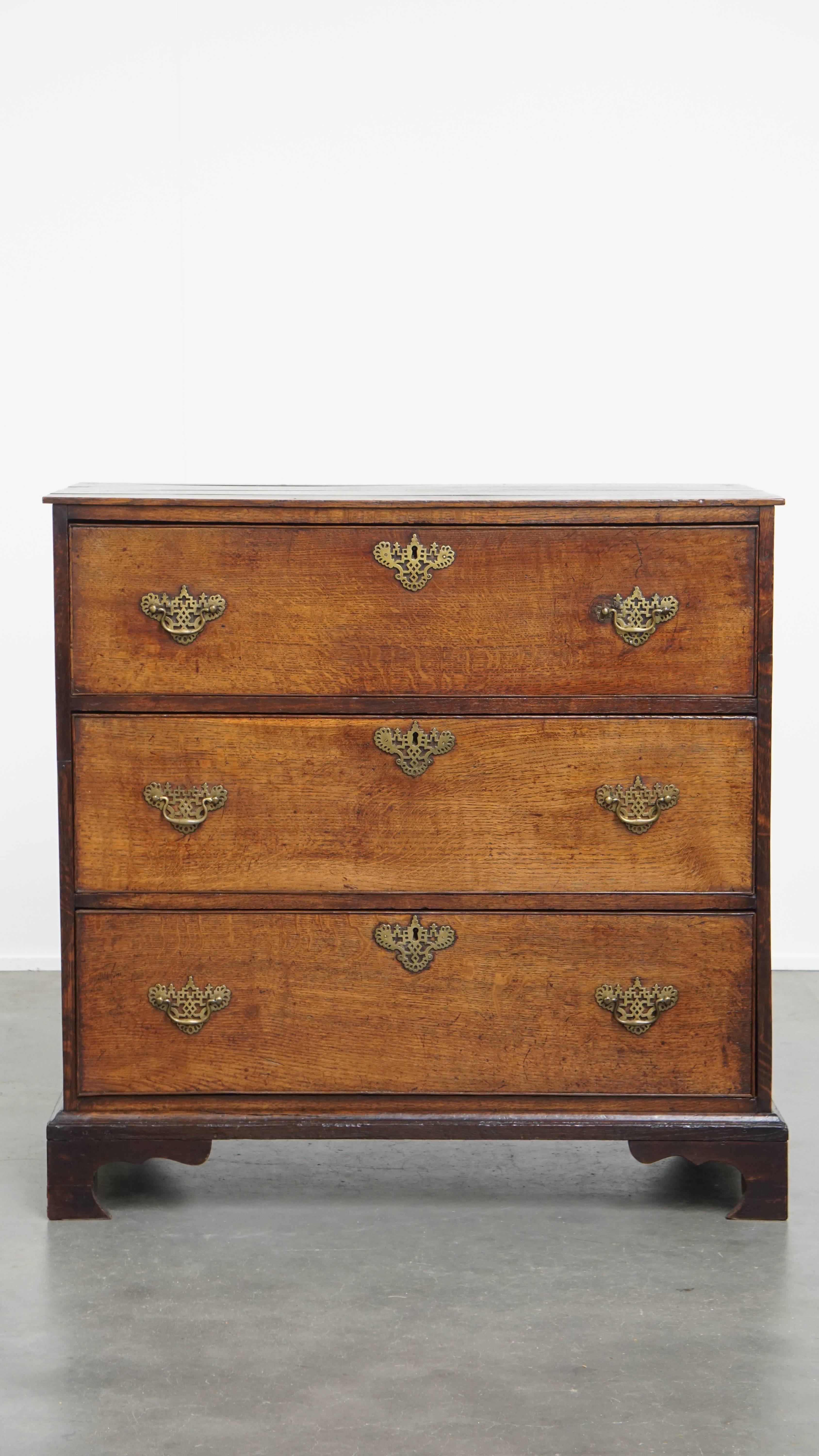 Offered here is this uniquely beautiful antique English chest of drawers from the 18th century, featuring three drawers and its original hardware. This stunning antique piece from England is rich in original details and craftsmanship.

It has three