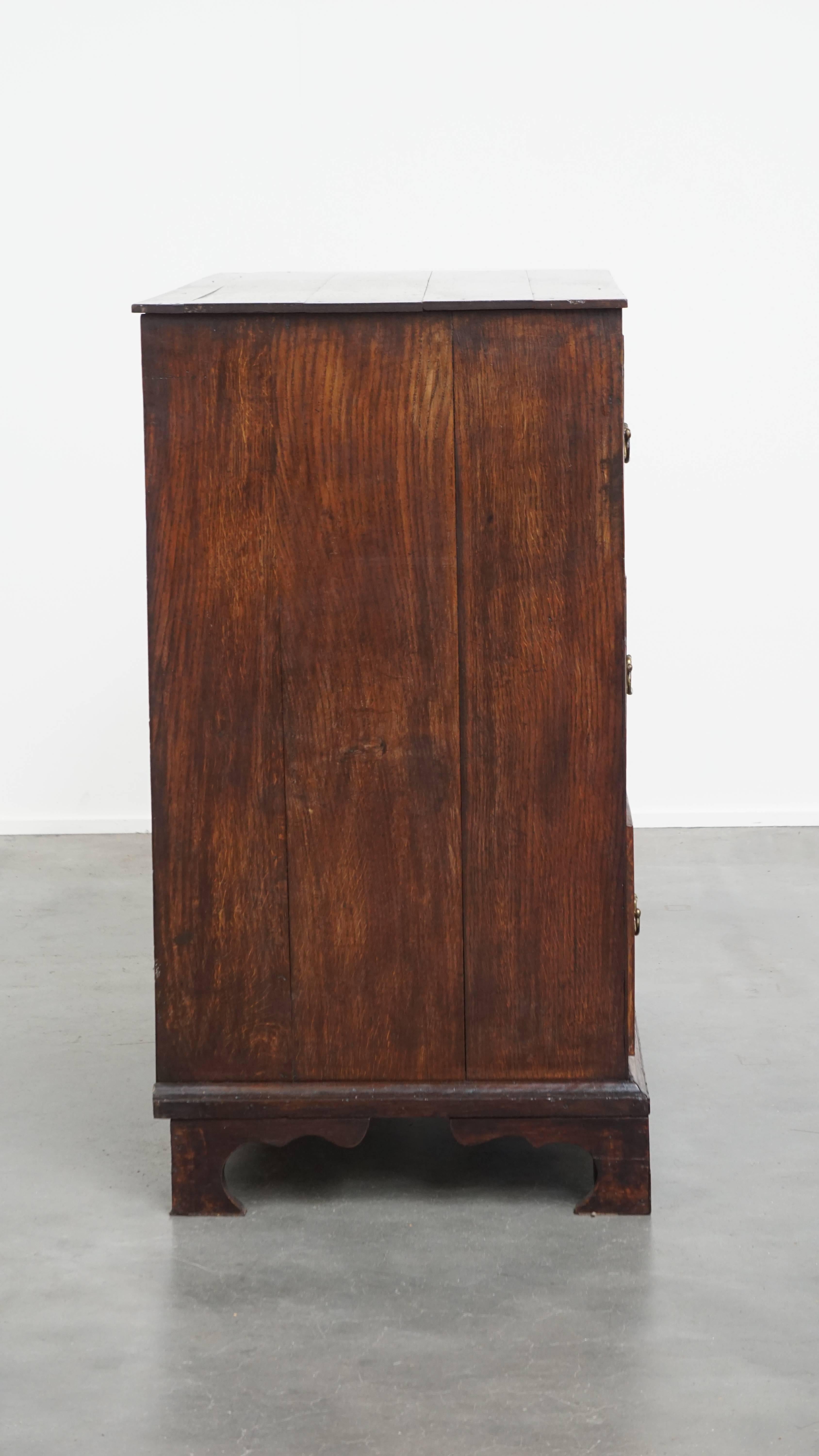Classical Roman Antique English Chest of Drawers from the 18th Century with 3 Drawers For Sale