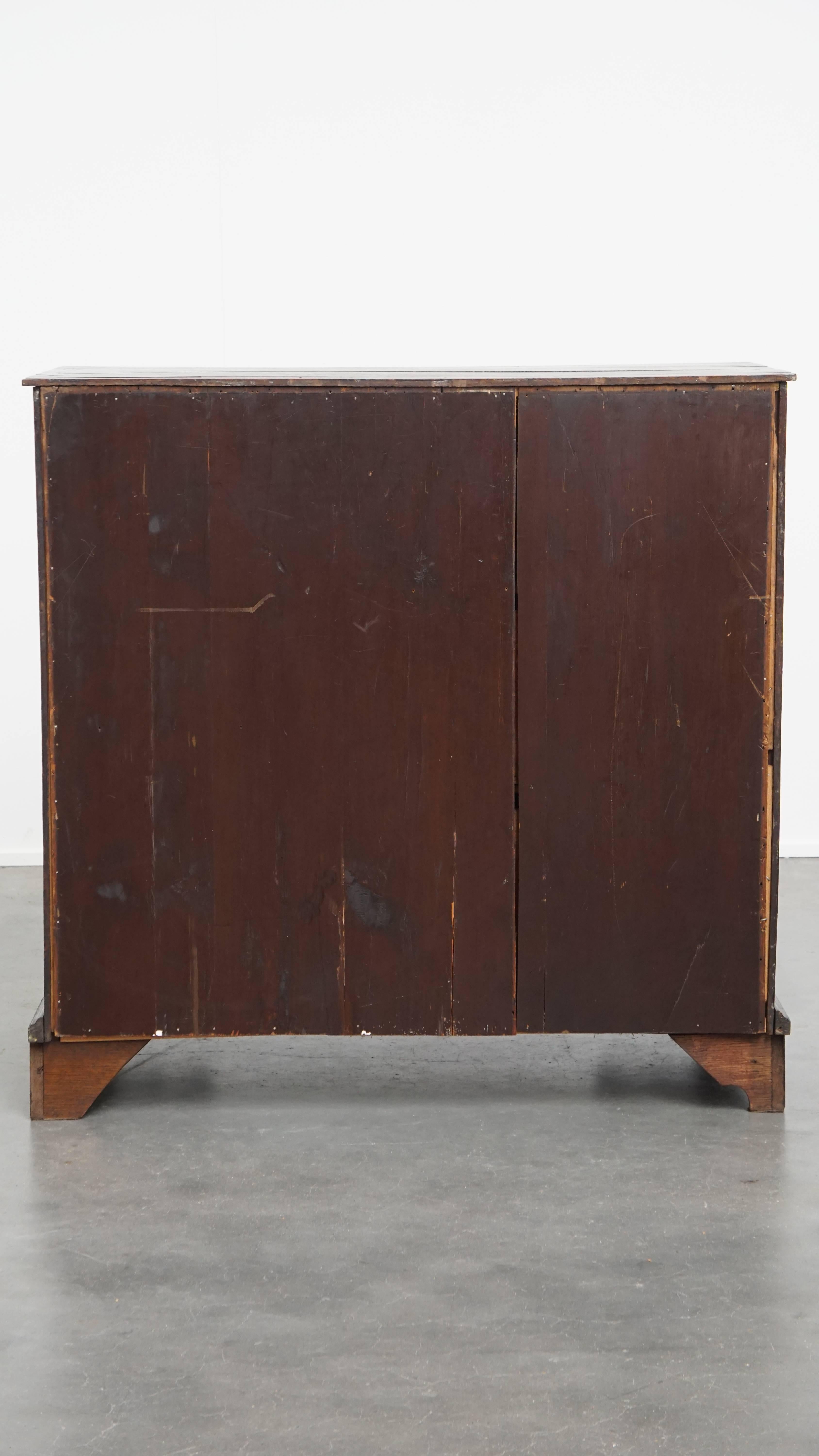 Hand-Crafted Antique English Chest of Drawers from the 18th Century with 3 Drawers For Sale