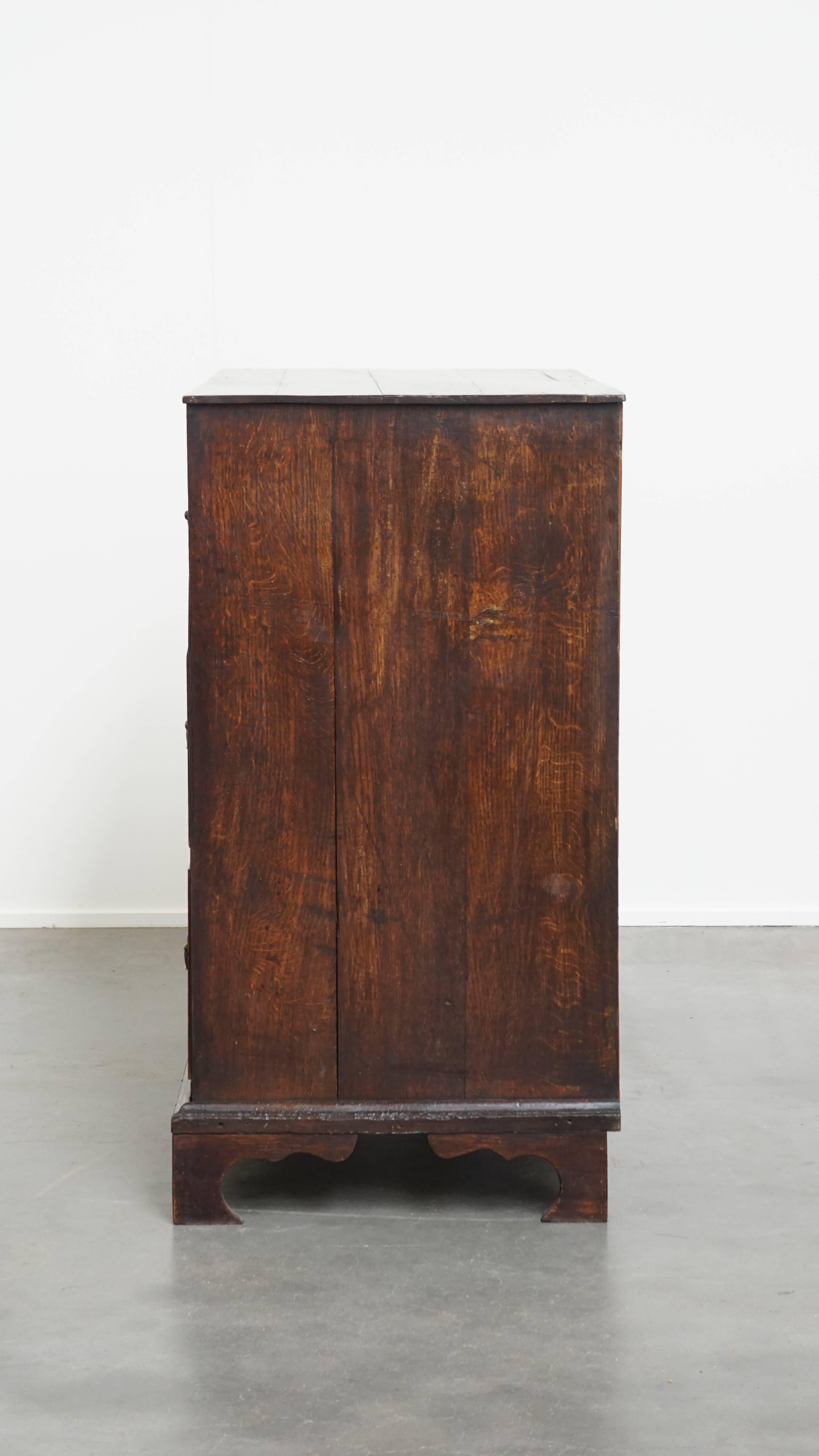 Antique English Chest of Drawers from the 18th Century with 3 Drawers In Fair Condition For Sale In Harderwijk, NL
