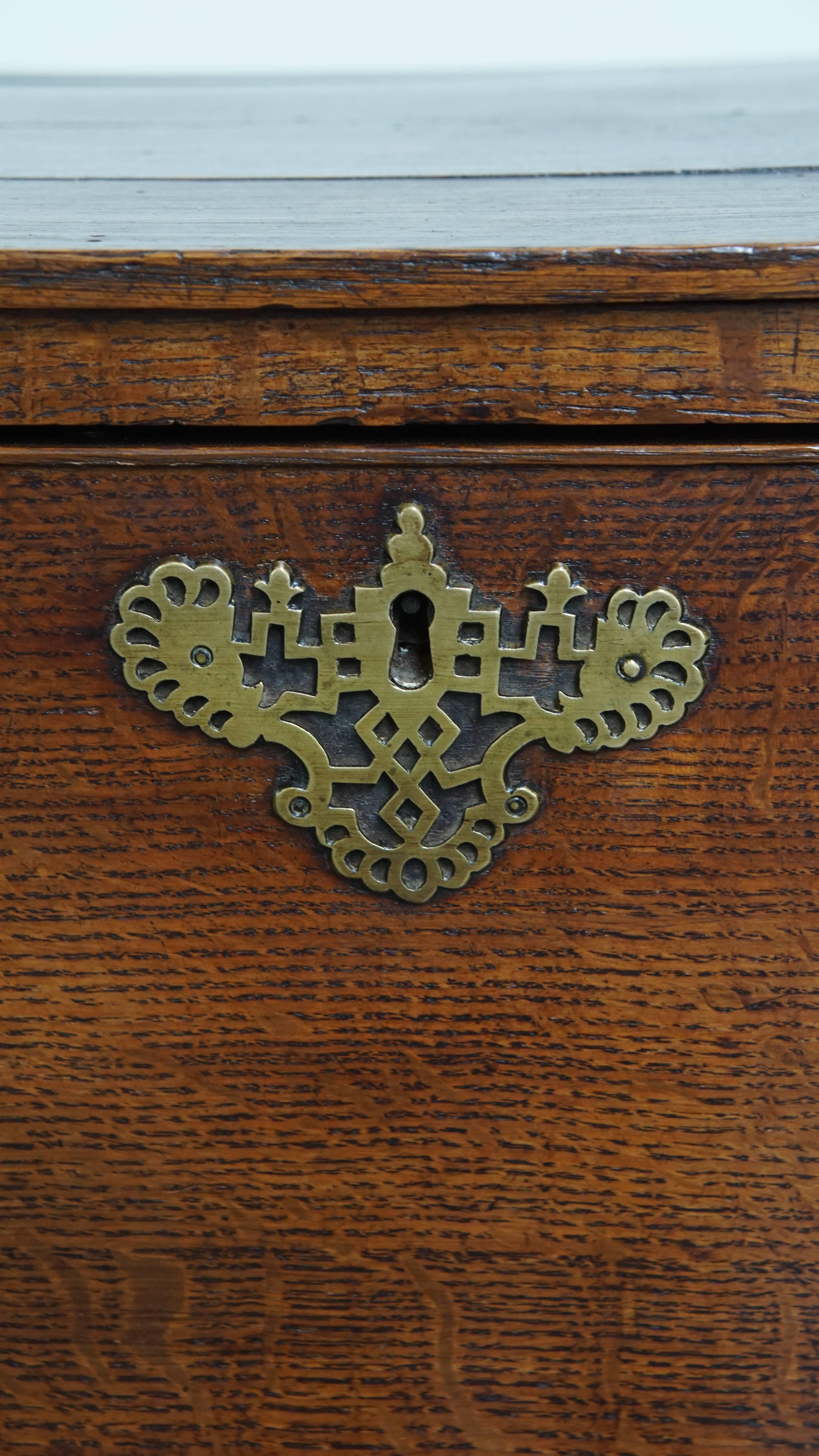 Antique English Chest of Drawers from the 18th Century with 3 Drawers For Sale 1