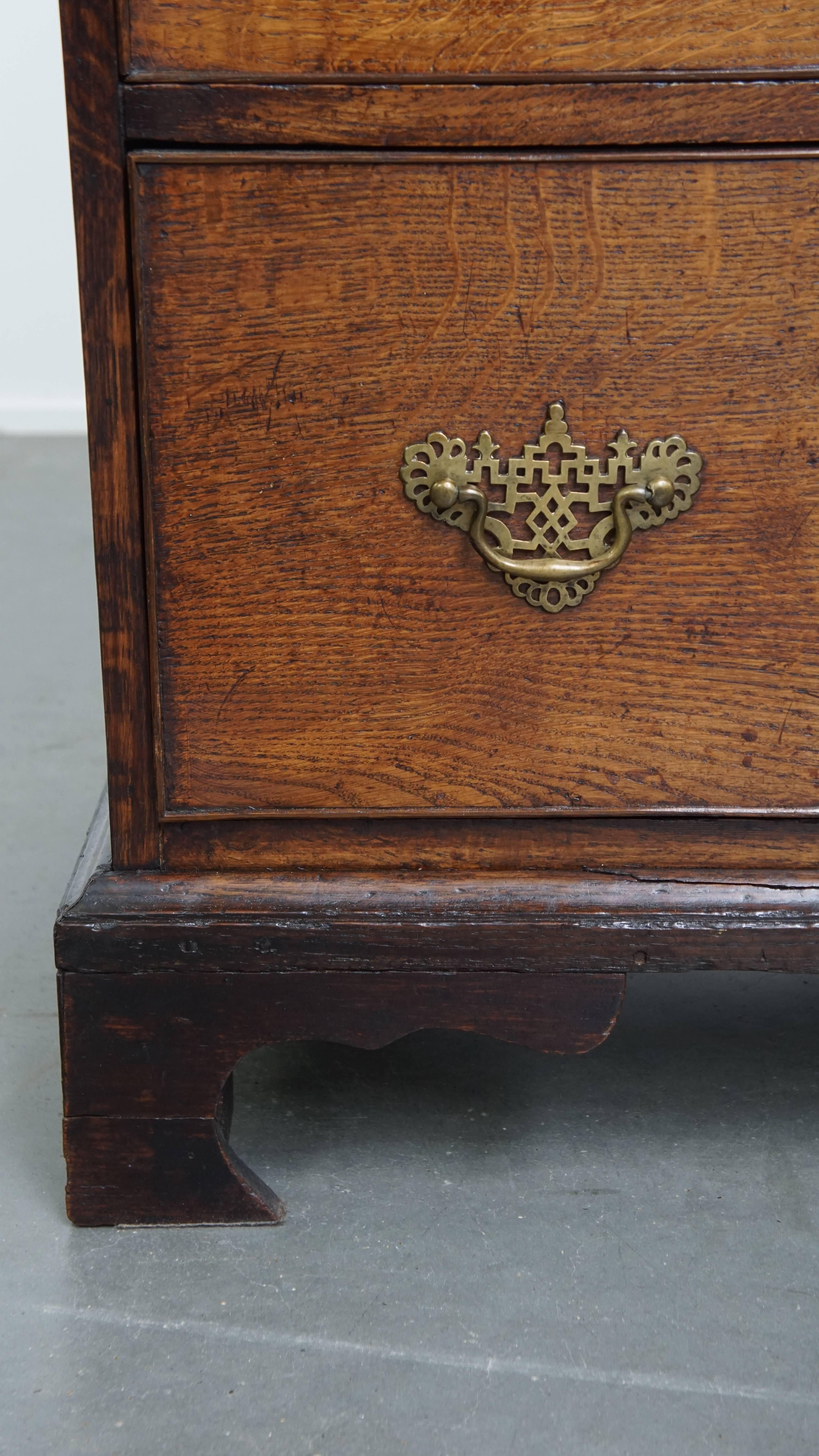 Antique English Chest of Drawers from the 18th Century with 3 Drawers For Sale 2