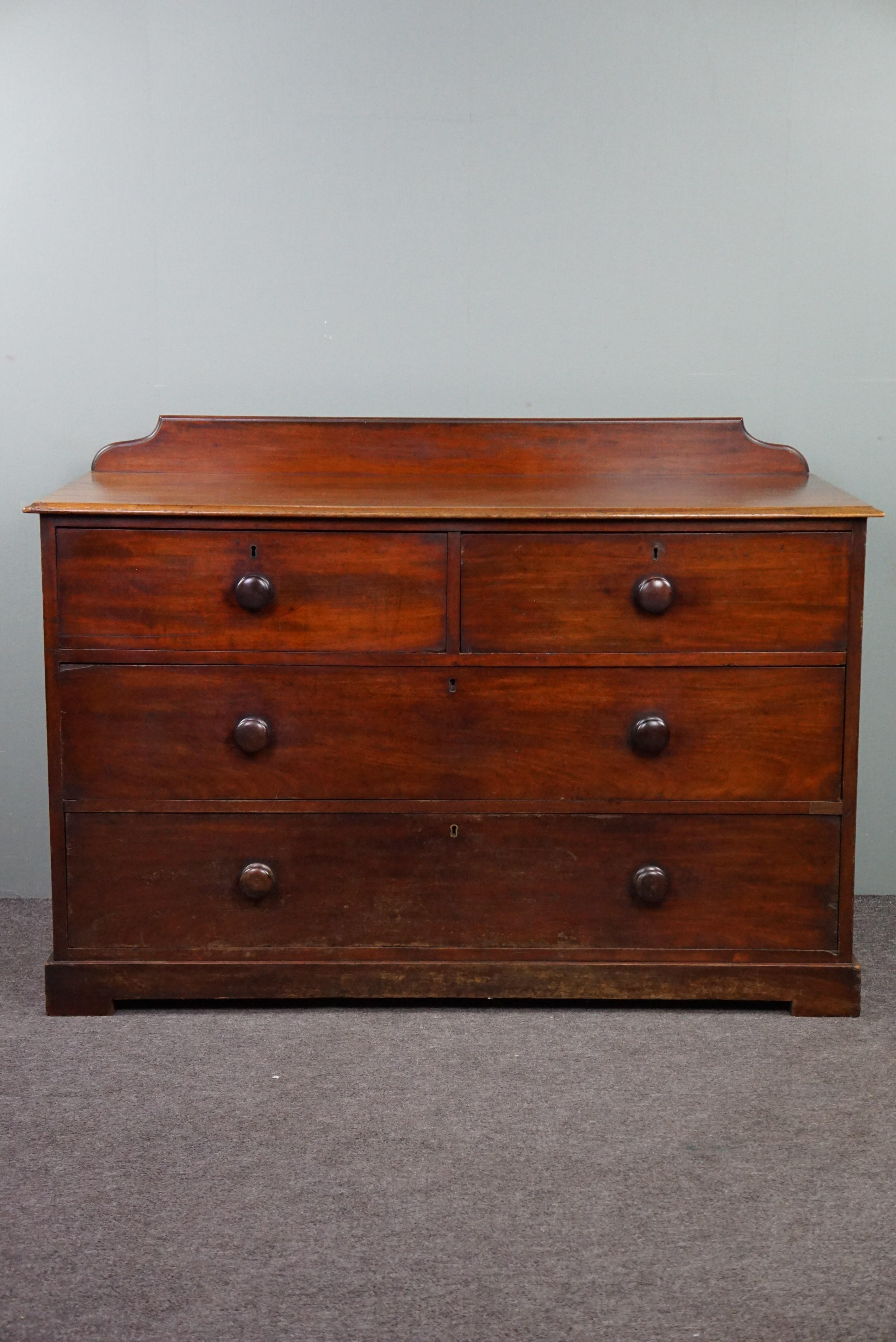 Offered is this beautiful antique chest of drawers with both history and character!

This elegant chest of drawers/chest of drawers from the mid-19th century radiates grandeur and has 3 spacious drawers. In addition, the cabinet has a subtly shaped