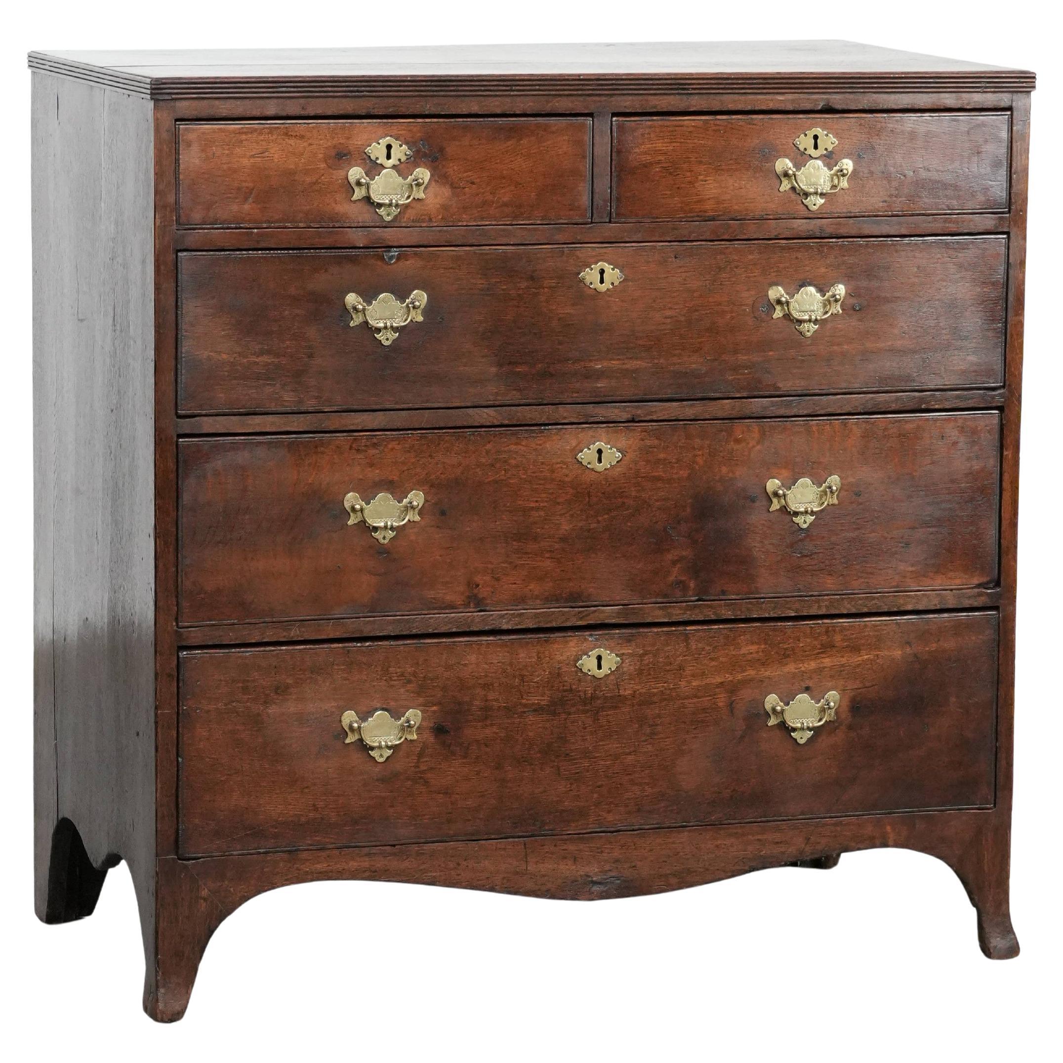 Antique English chest of drawers with 5 drawers and a beautiful patina For Sale