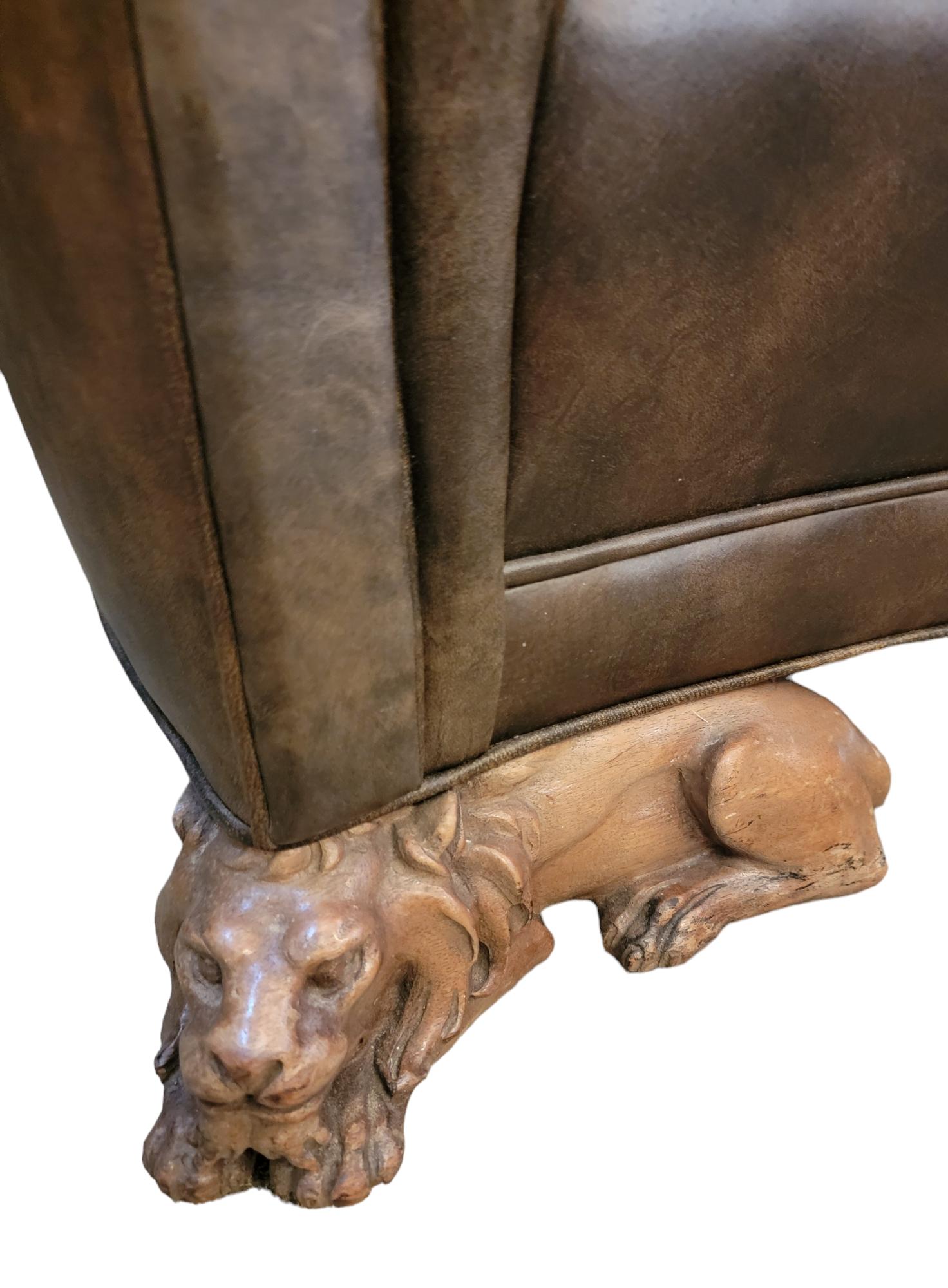 Ancien canapé anglais Chester field avec pieds de lion en bois sculptés à la main en vente 1