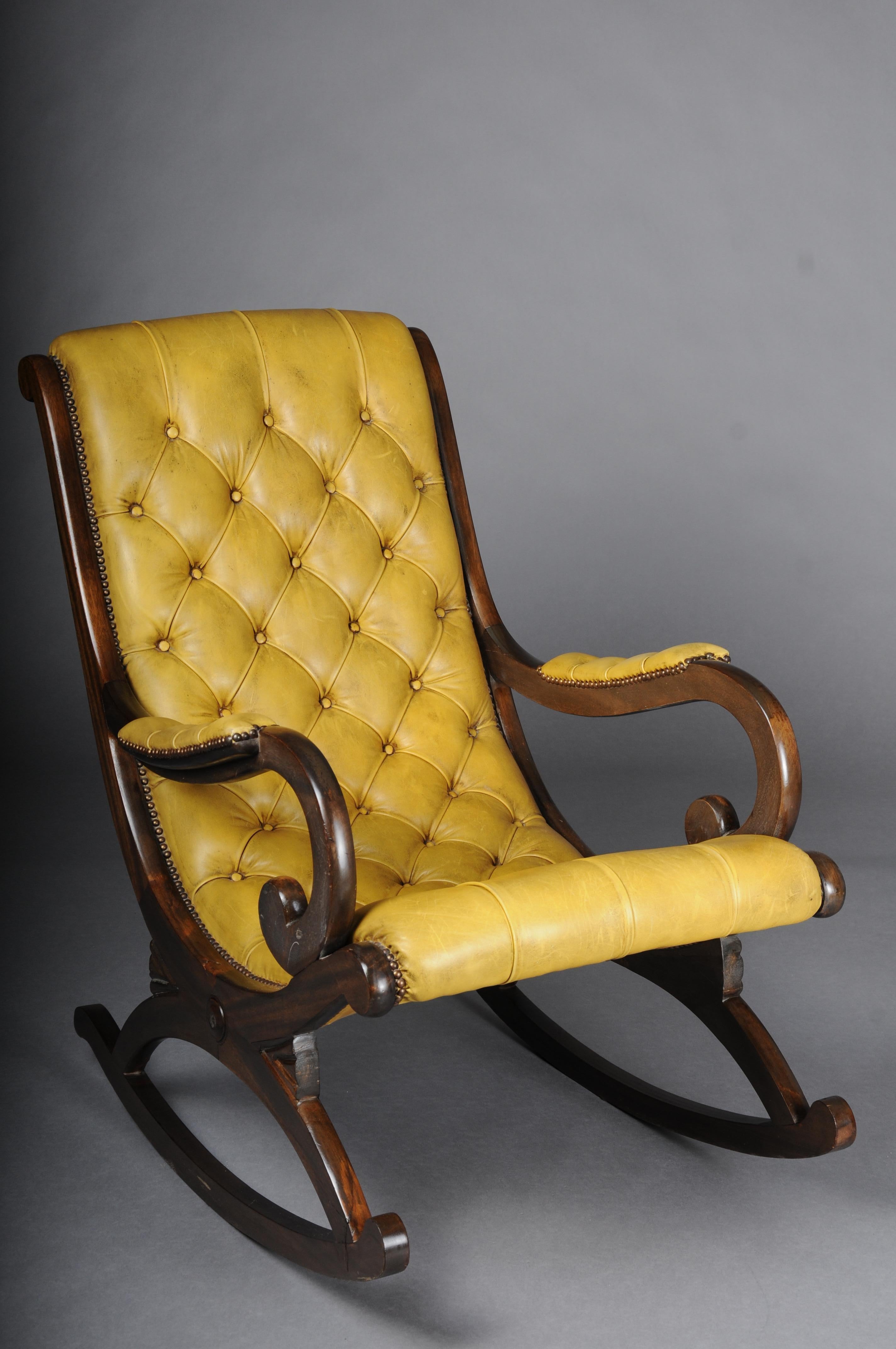 20e siècle Ancienne chaise à bascule Chesterfield anglaise

Bois massif, finement sculpté. Entièrement recouvert de cuir Chesterfield de haute qualité.

hauteur d'assise 47
largeur du siège 52
profondeur du siège 56
