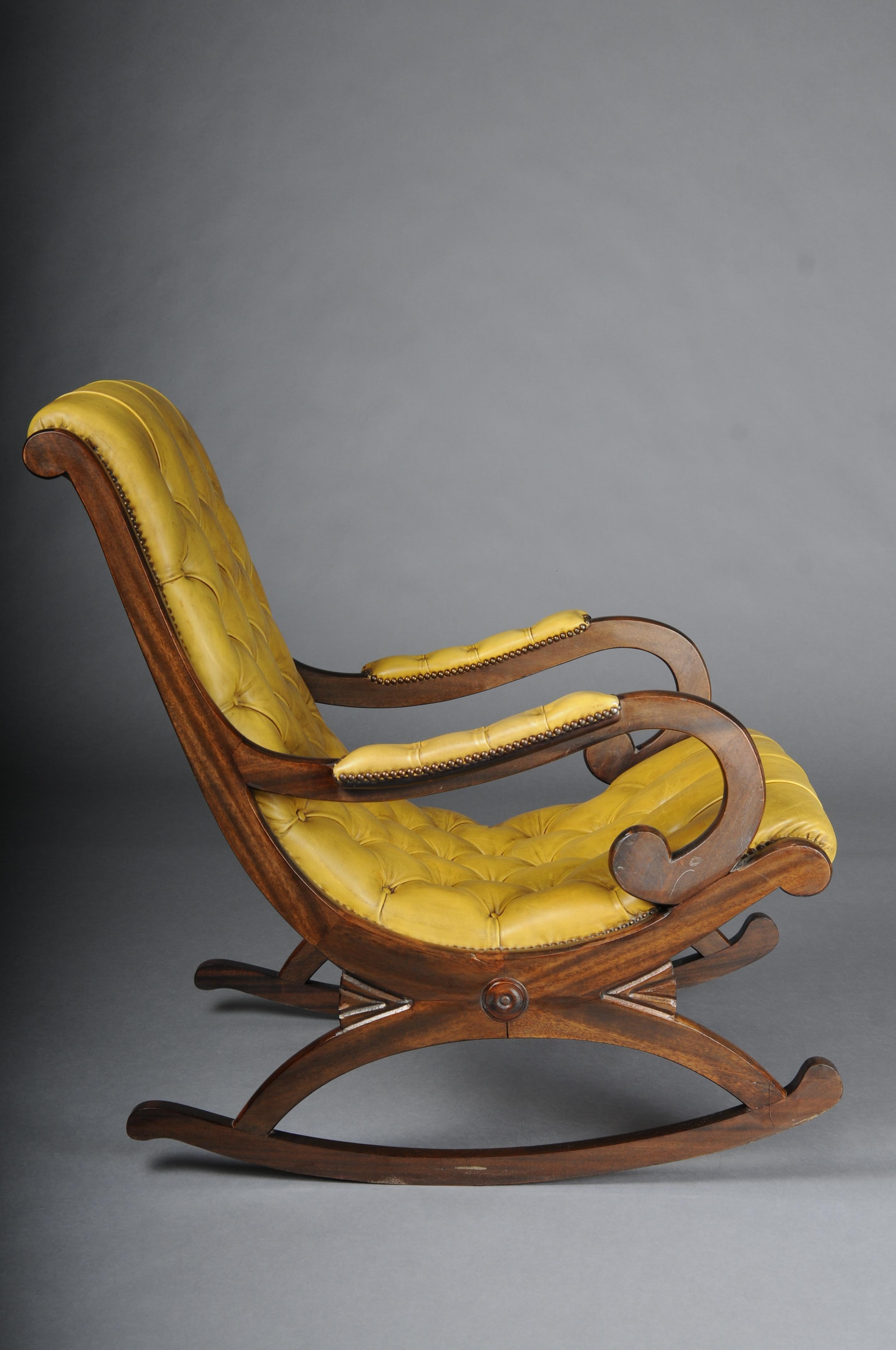 Ancienne chaise à bascule anglaise Chesterfield Bon état - En vente à Berlin, DE