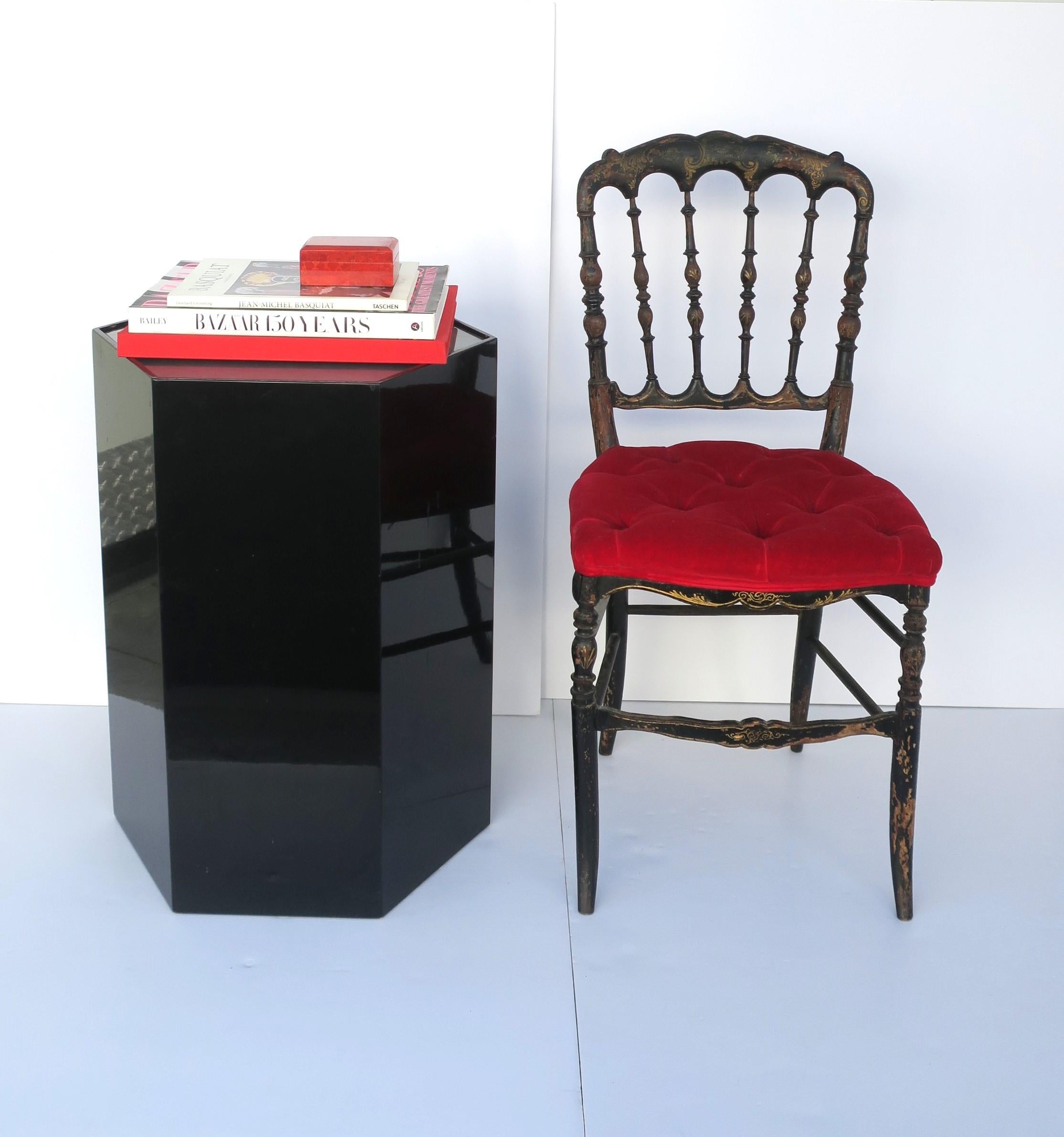 Englischer Chiavari-Stuhl aus schwarzem Holz und rotem Samt (Spätes 19. Jahrhundert) im Angebot