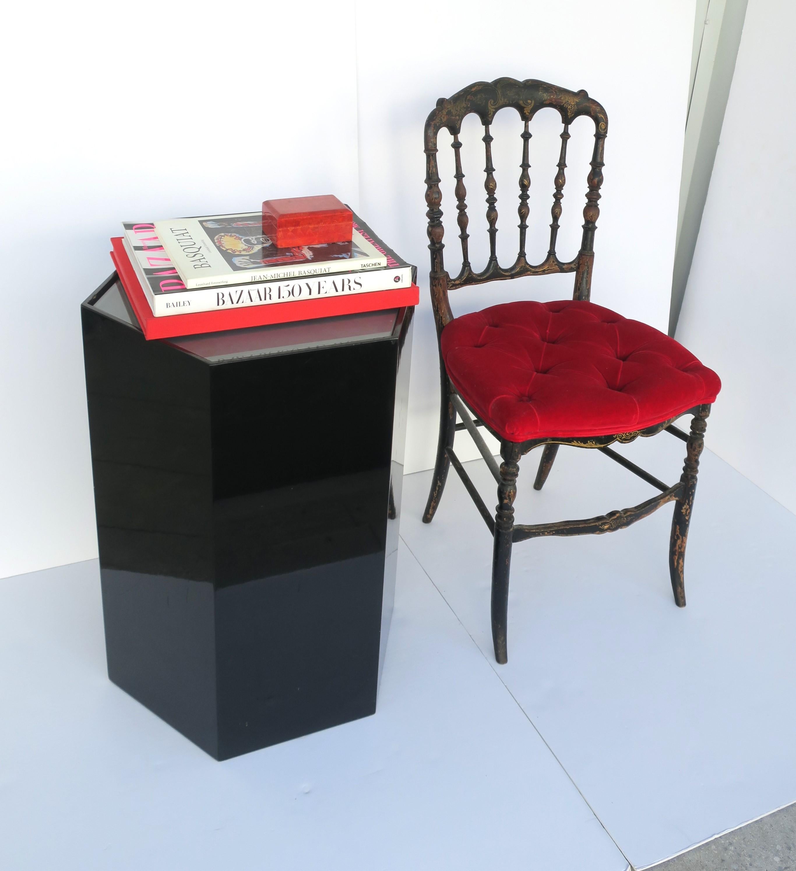 Englischer Chiavari-Stuhl aus schwarzem Holz und rotem Samt im Angebot 1
