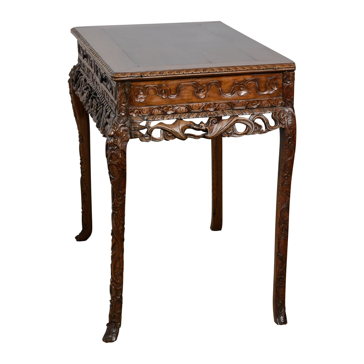 Se trata de una preciosa Mesa Consola o Escritorio Chino Inglés Antiguo de Palisandro.
todo tallado a mano con Dragones un follaje, al delantal delantero y a los lados.
Las elegantes patas también están talladas a mano 
La parte trasera es plana