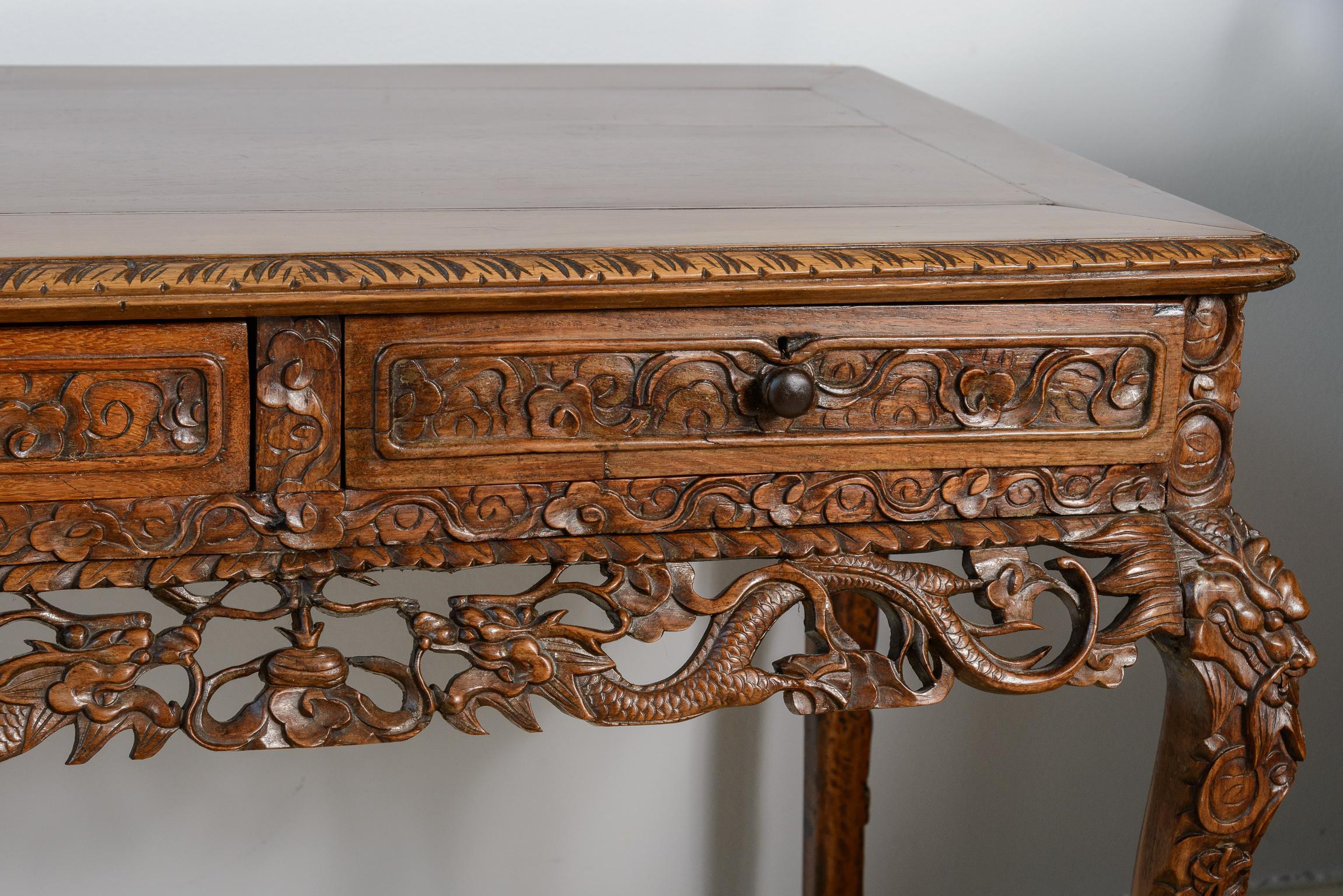 Antigua mesa consola o escritorio chino inglés de palisandro Tallado a mano en venta