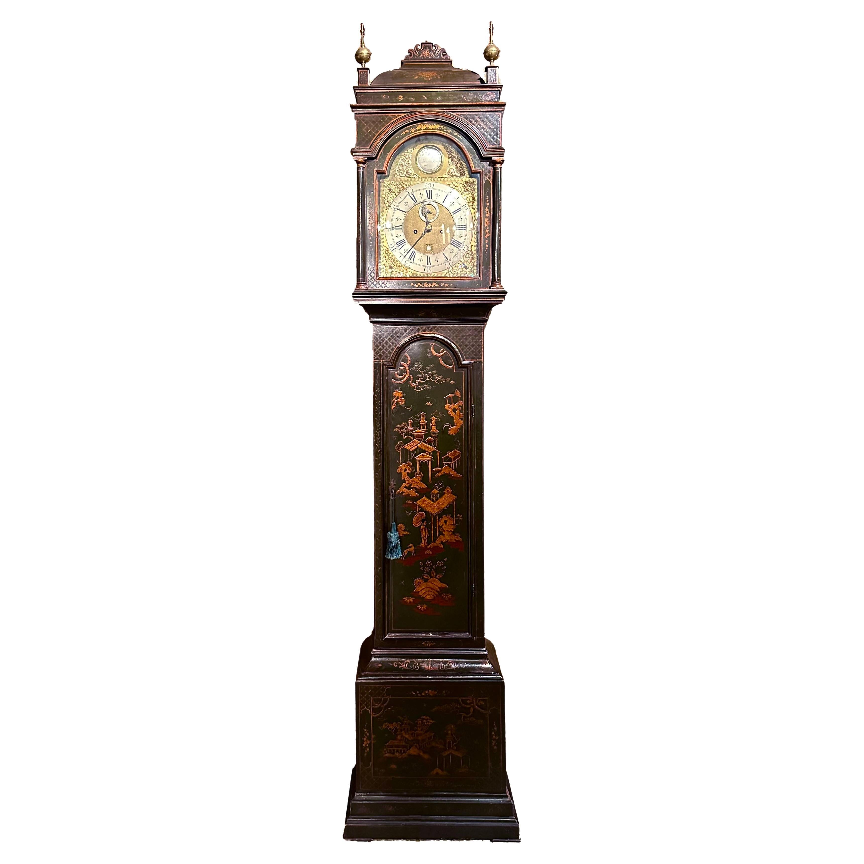 Antiguo reloj de pie inglés de laca chinoiserie, circa 1820-1840.