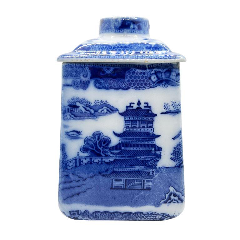 Une boîte à thé en céramique bleue de Ringtons Tea Merchants. Ce récipient carré ferait une excellente boîte à biscuits ou un support pour le café ou le thé. Il est fabriqué en céramique d'un blanc éclatant et est orné d'un motif de chinoiseries