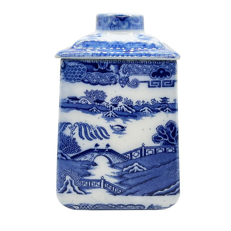 Chinoiseries Ancienne boîte à biscuits ou boîte à thé en forme de pagode bleue de style Chinoiserie anglaise - Ringtons en vente