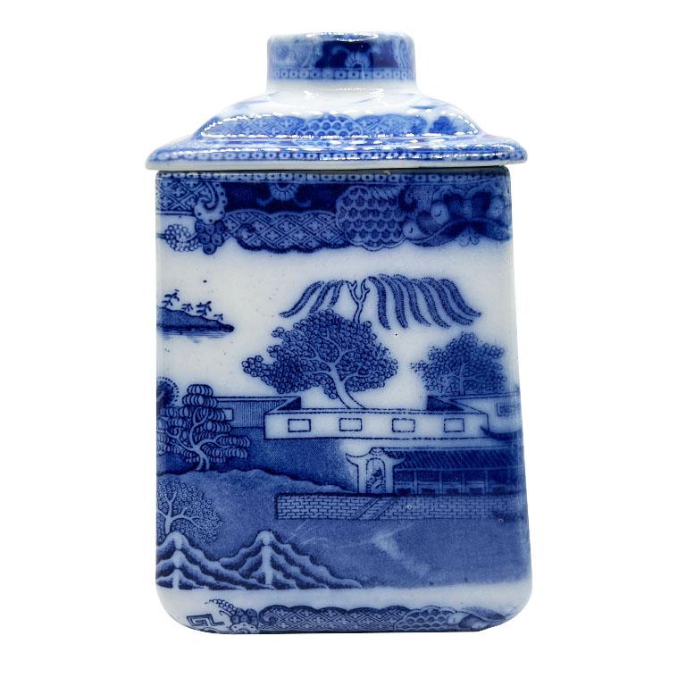 Anglais Ancienne boîte à biscuits ou boîte à thé en forme de pagode bleue de style Chinoiserie anglaise - Ringtons en vente