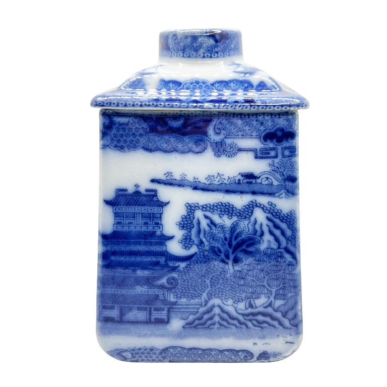 Ancienne boîte à biscuits ou boîte à thé en forme de pagode bleue de style Chinoiserie anglaise - Ringtons Bon état - En vente à Oklahoma City, OK
