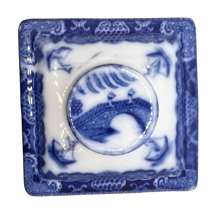 20ième siècle Ancienne boîte à biscuits ou boîte à thé en forme de pagode bleue de style Chinoiserie anglaise - Ringtons en vente