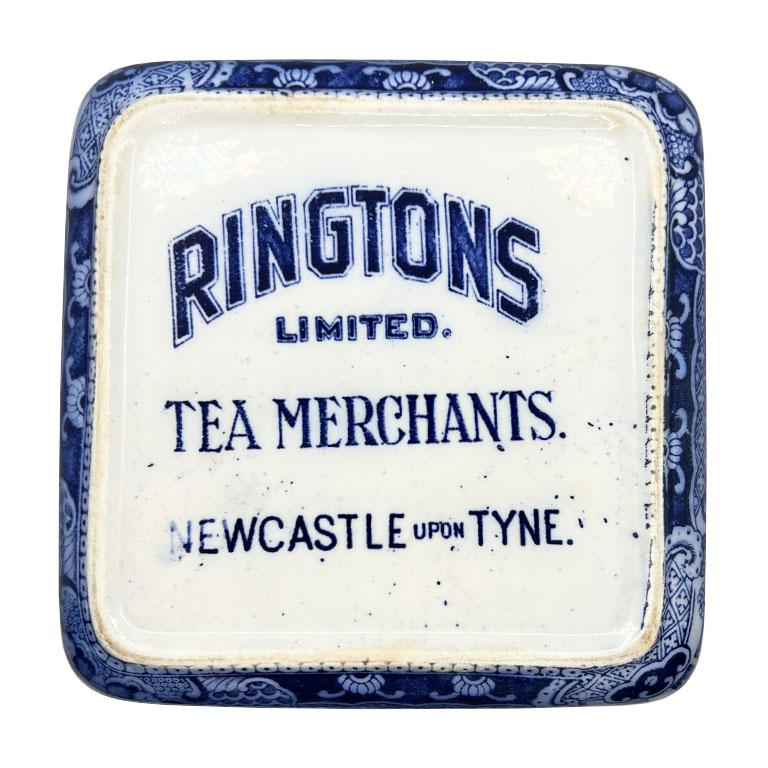 Céramique Ancienne boîte à biscuits ou boîte à thé en forme de pagode bleue de style Chinoiserie anglaise - Ringtons en vente