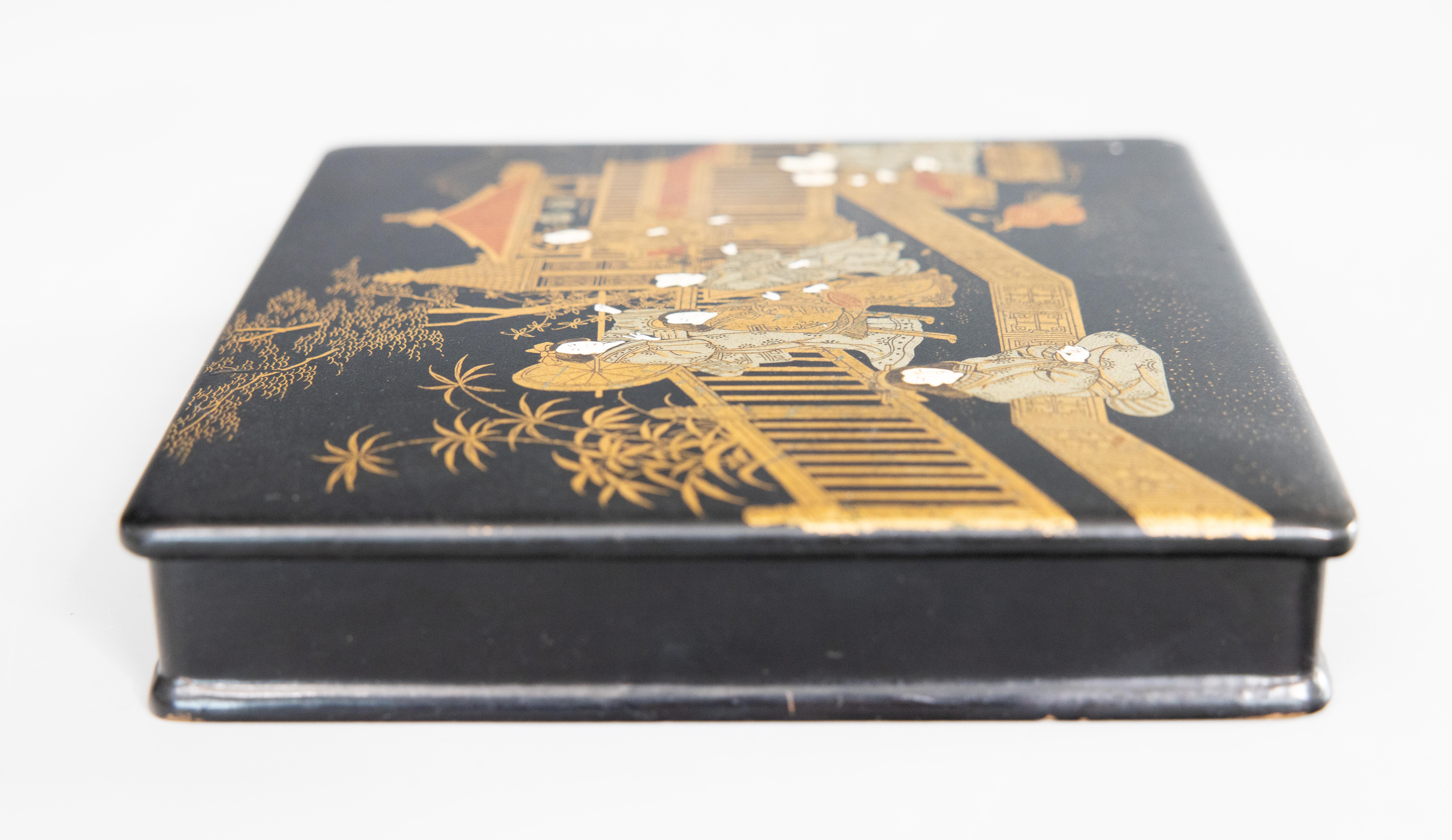 Antique English Chinoiserie Papier Mache Lidded Box, circa 1880 In Good Condition In Pearland, TX