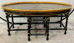 Ancienne table basse ovale de style chinoiserie anglaise avec pieds en faux bambou