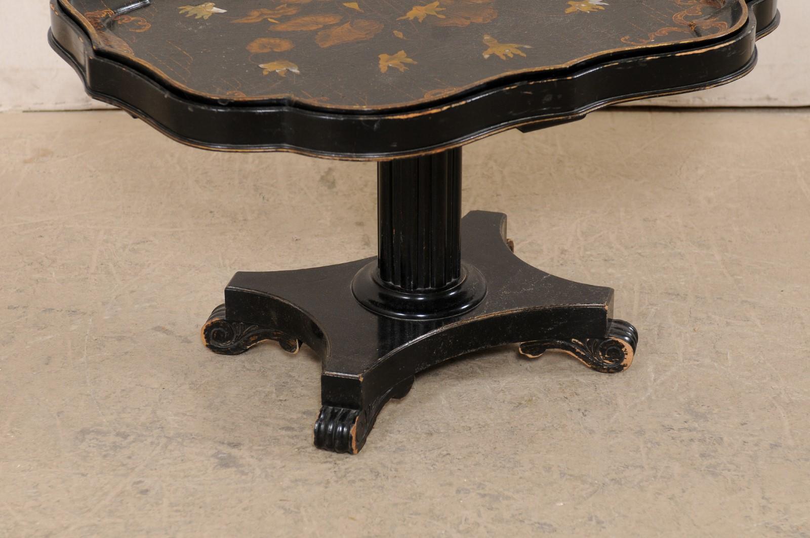 Anglais Ancienne table basse à plateau à plateau et piédestal en noir et or de style chinoiserie anglaise en vente