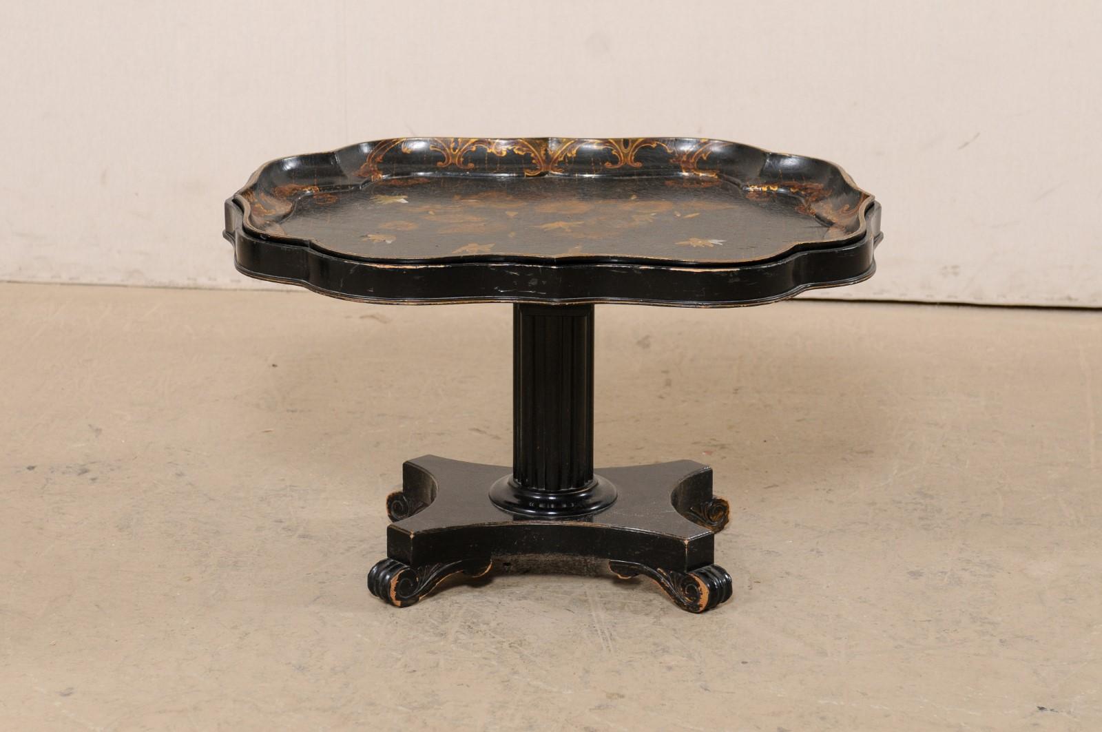 Ancienne table basse à plateau à plateau et piédestal en noir et or de style chinoiserie anglaise en vente 1
