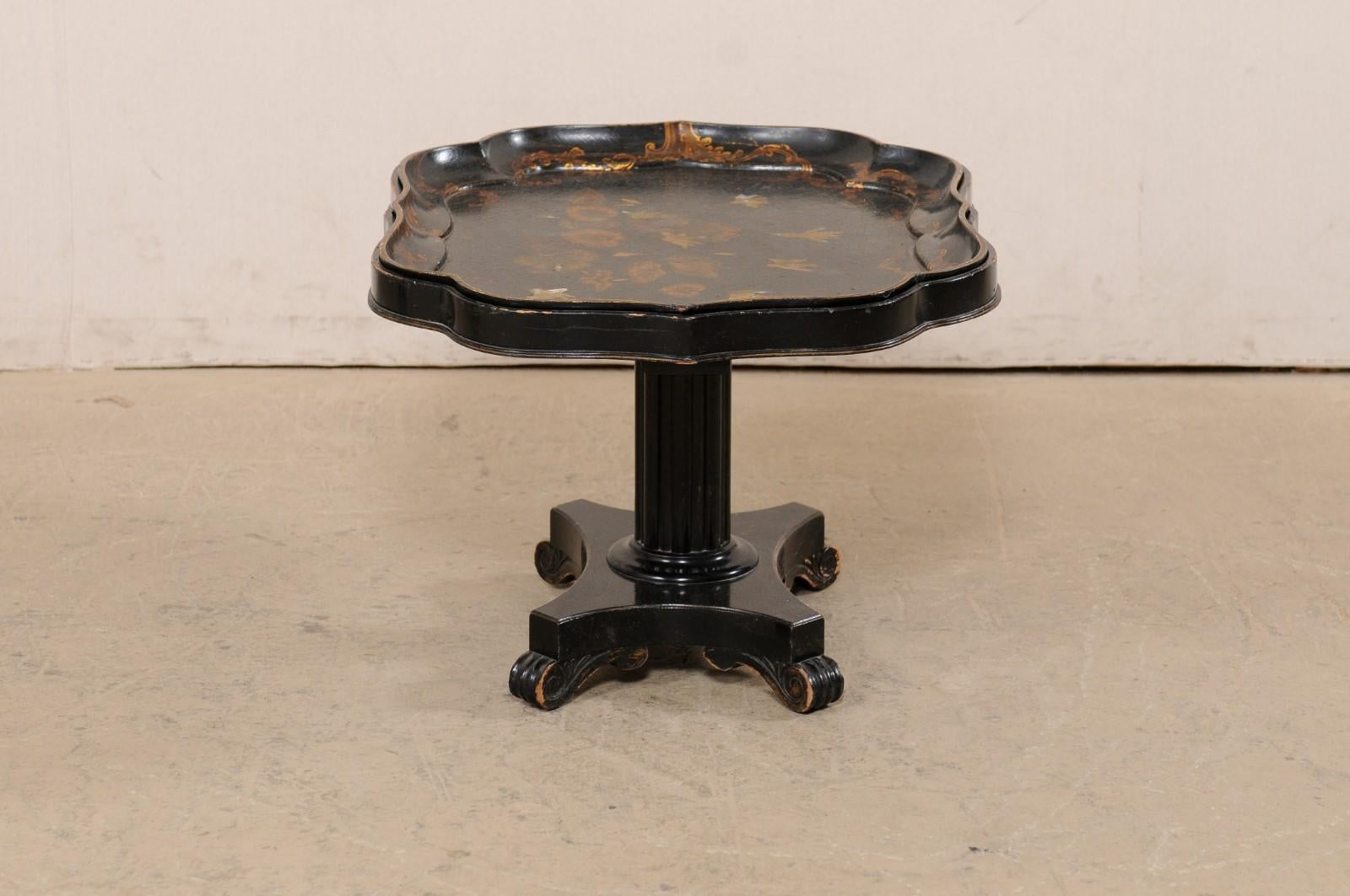 Ancienne table basse à plateau à plateau et piédestal en noir et or de style chinoiserie anglaise en vente 2