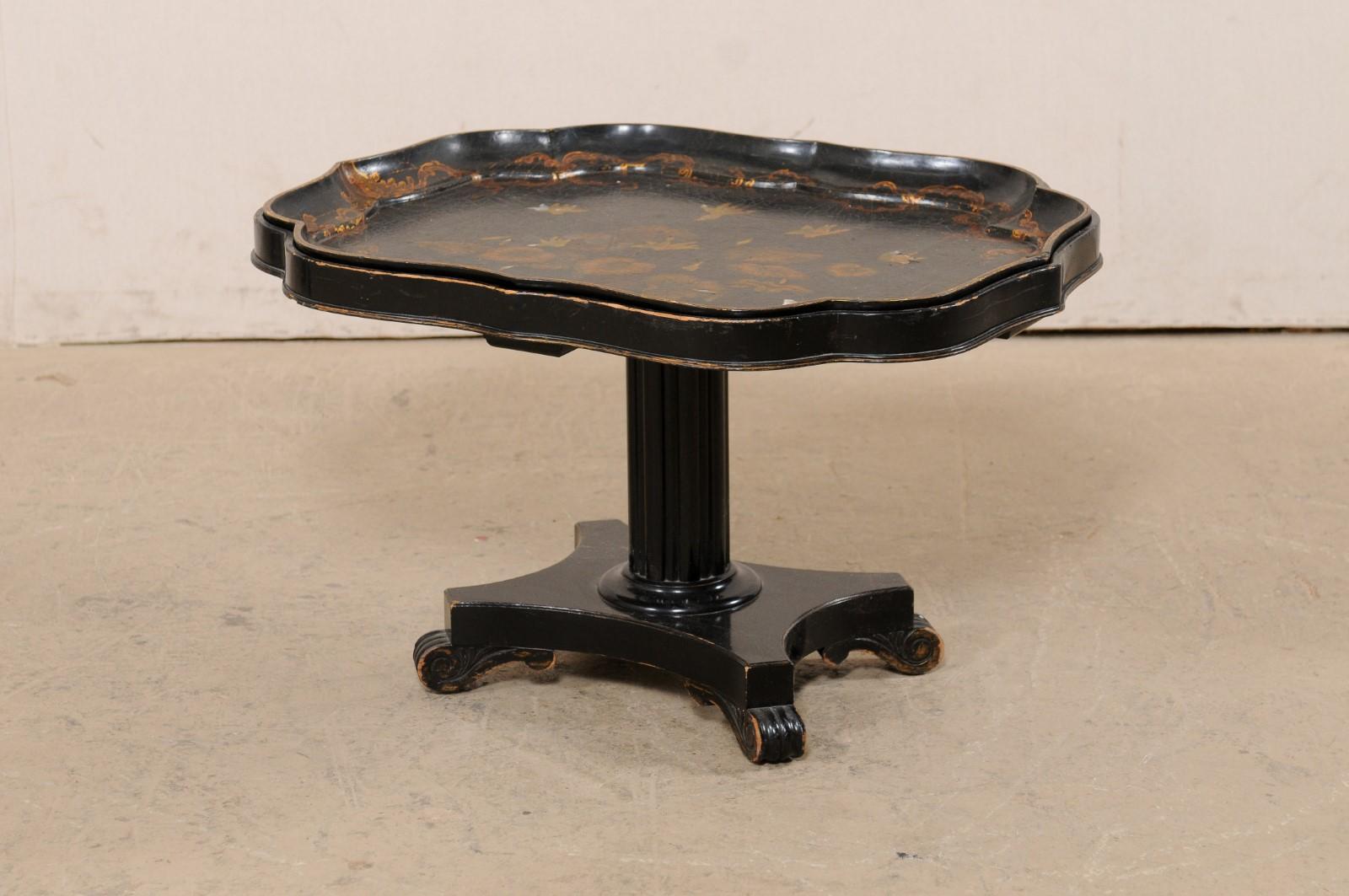 Ancienne table basse à plateau à plateau et piédestal en noir et or de style chinoiserie anglaise en vente 3