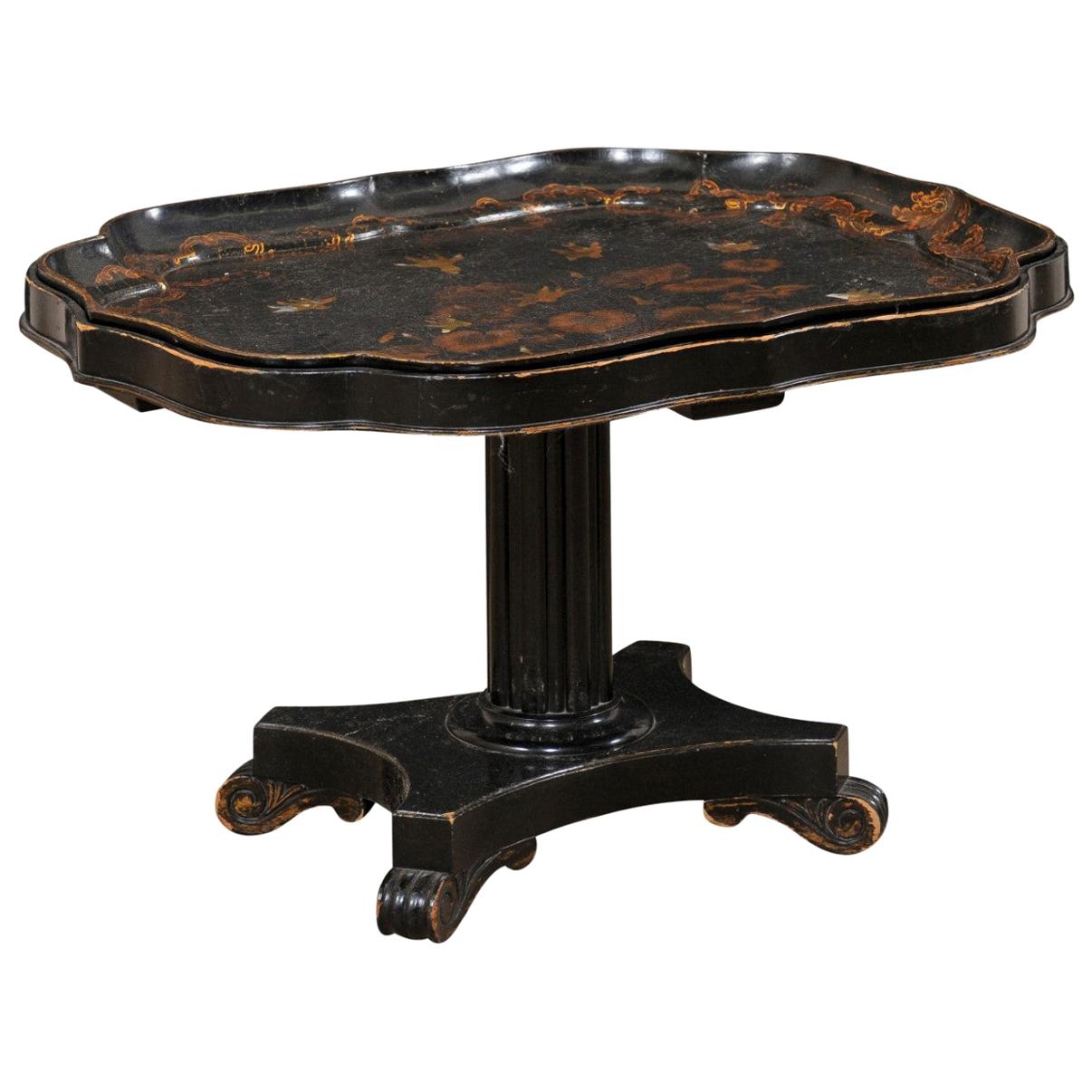 Ancienne table basse à plateau à plateau et piédestal en noir et or de style chinoiserie anglaise en vente