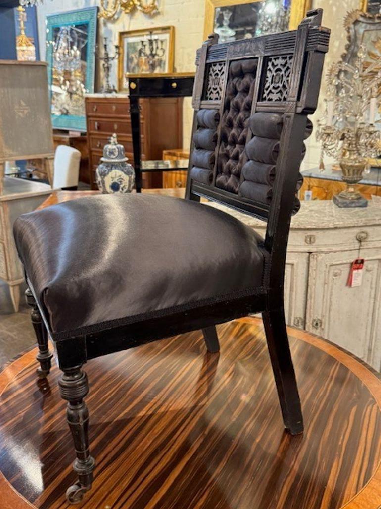 Der antike Century English Chinoiserie Vanity Chair ist ein luxuriöses und verziertes Möbelstück. Dieser Stuhl mit seinen filigranen Schnitzereien verleiht jedem Raum einen Hauch von Eleganz und Raffinesse. Dieser Stuhl passt perfekt zu einem