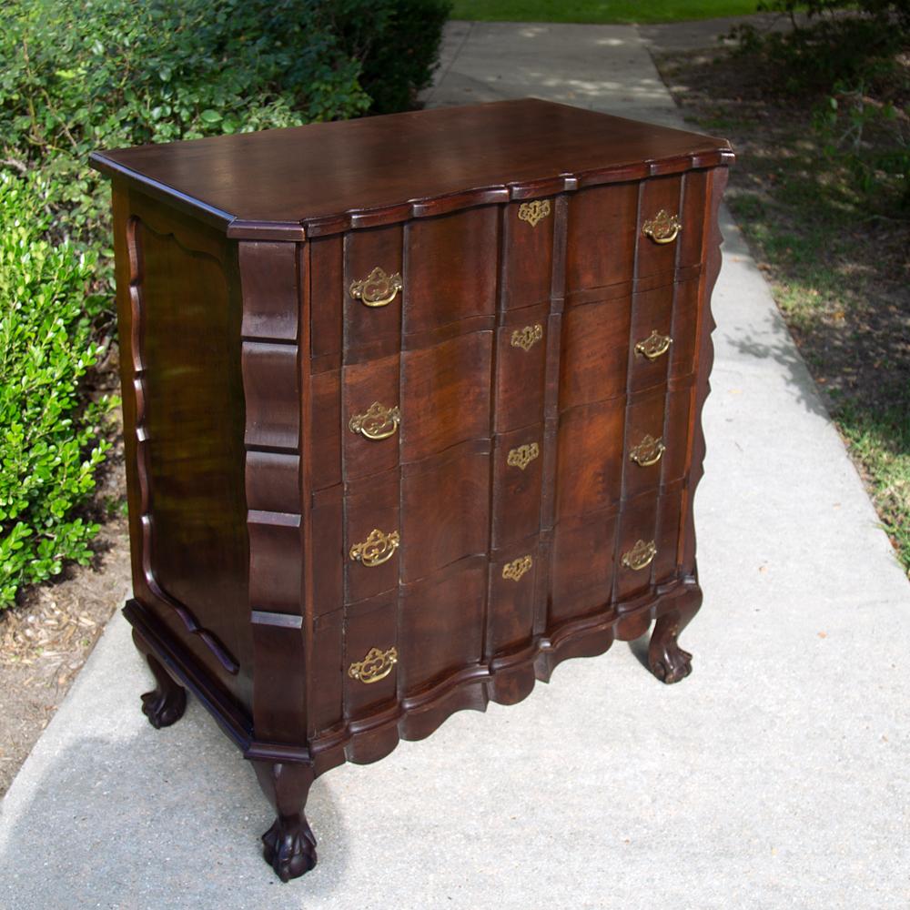 Antique English Chippendale Chest of Drawers In Good Condition In Dallas, TX