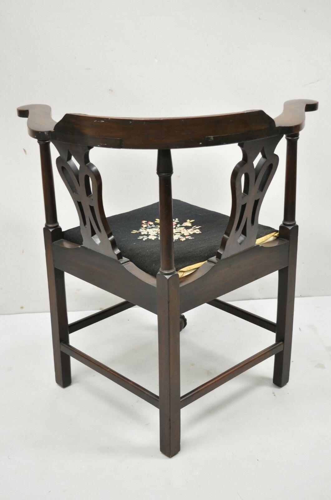 Ancienne chaise d'angle anglaise de style Chippendale géorgien en acajou avec boule et griffe en vente 3