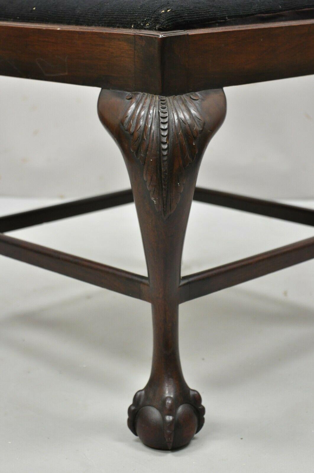 Tapisserie à l'aiguille Ancienne chaise d'angle anglaise de style Chippendale géorgien en acajou avec boule et griffe en vente