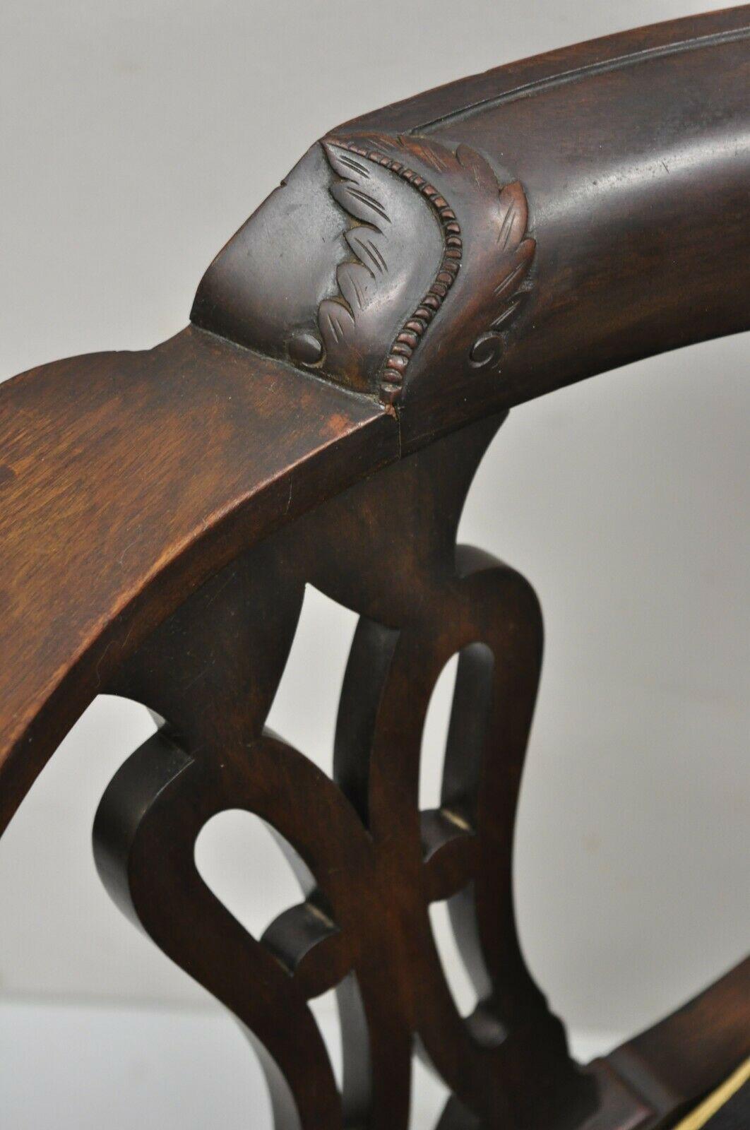 20ième siècle Ancienne chaise d'angle anglaise de style Chippendale géorgien en acajou avec boule et griffe en vente