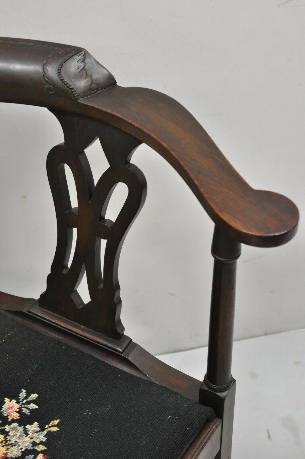 Ancienne chaise d'angle anglaise de style Chippendale géorgien en acajou avec boule et griffe en vente 1