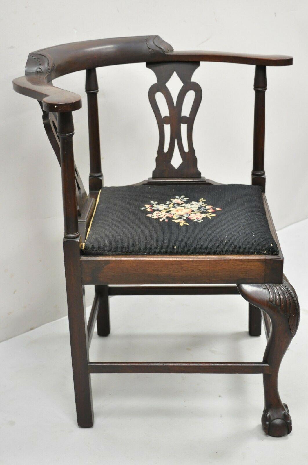 Ancienne chaise d'angle anglaise de style Chippendale géorgien en acajou avec boule et griffe en vente 2