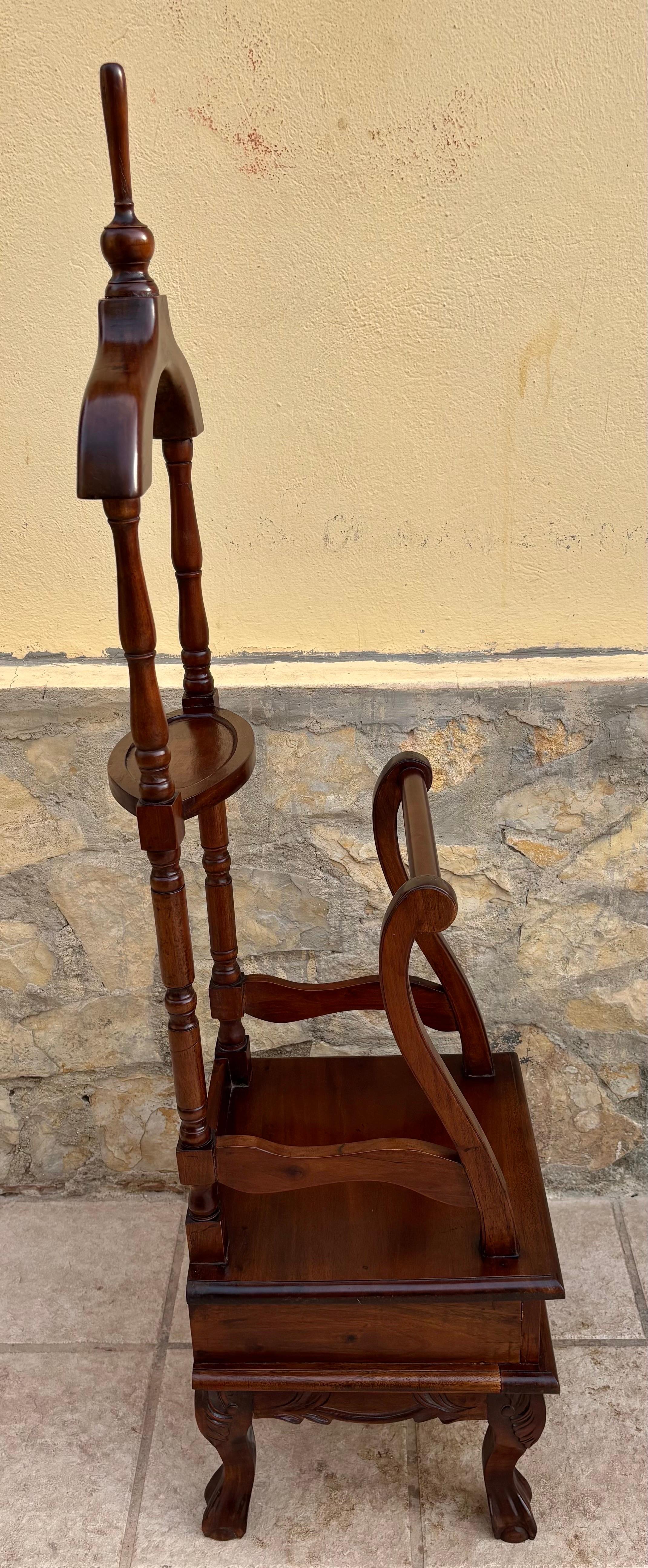 Valet de chambre ancien en bois dur Chippendale anglais avec un tiroir en vente 3