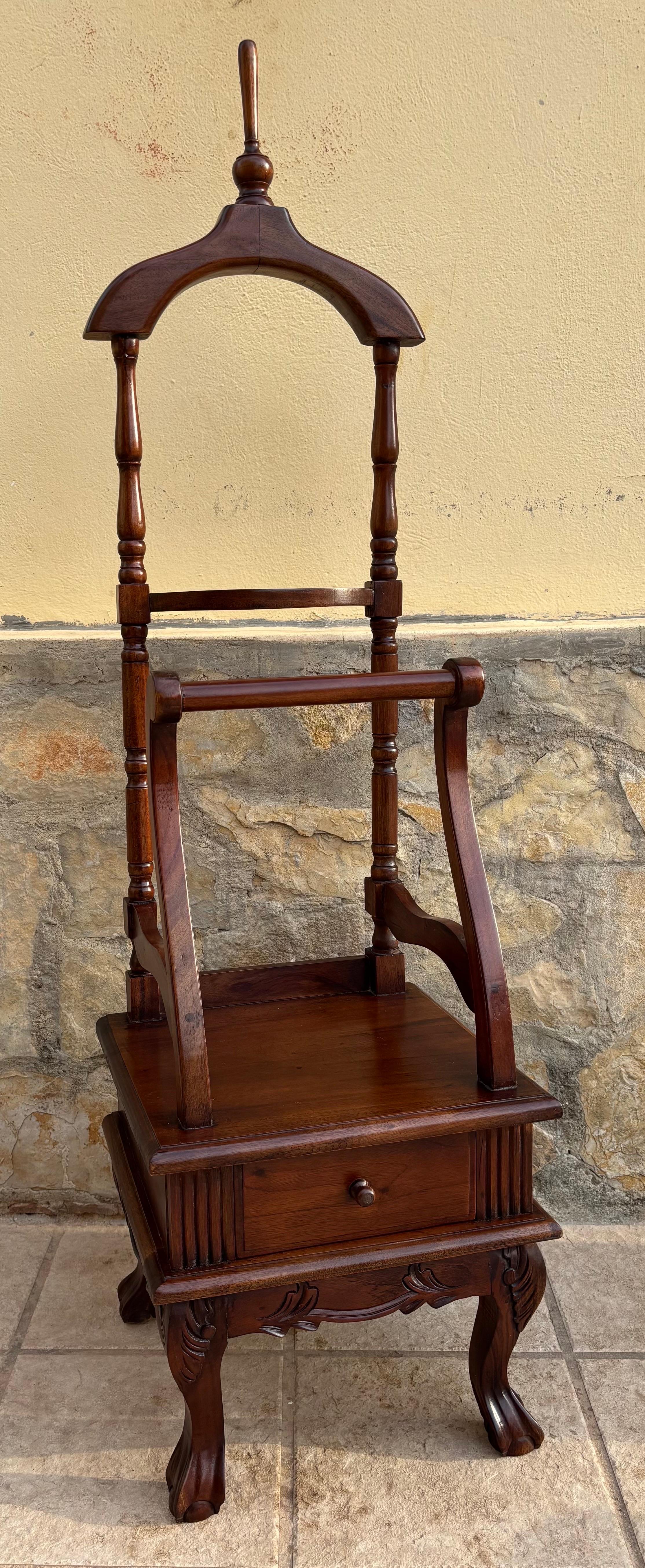 Valet de chambre ancien en bois dur Chippendale anglais avec un tiroir en vente 4